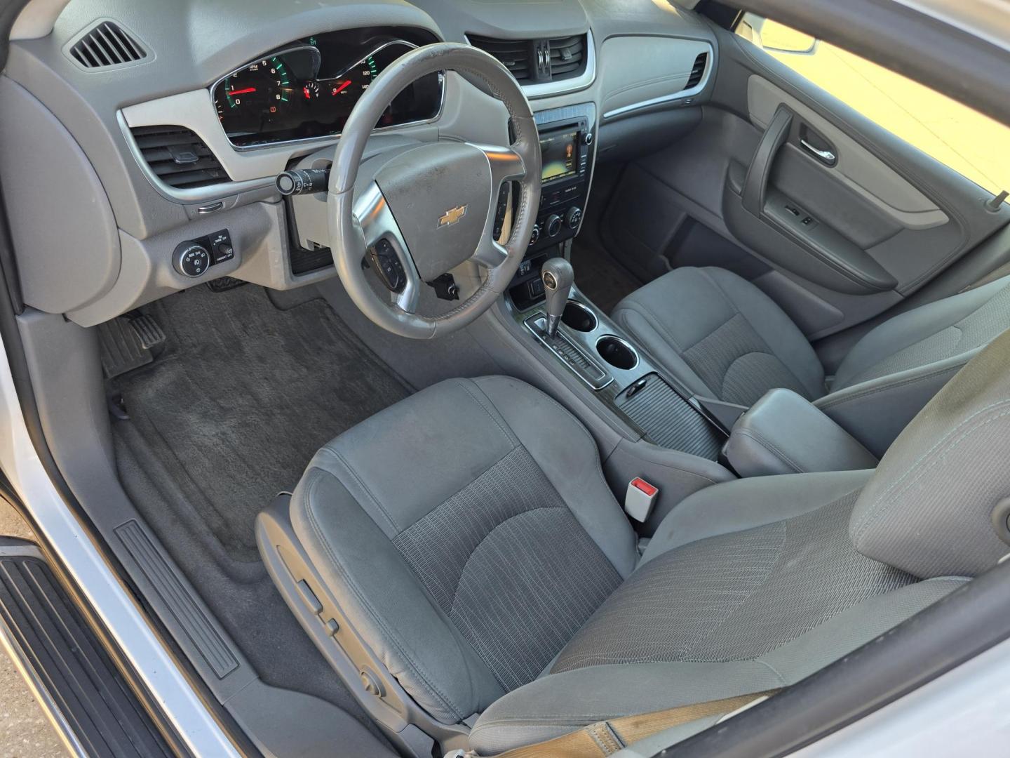 2017 WHITE Chevrolet Traverse 1LT (1GNKRGKD2HJ) with an 3.6L V6 DOHC 24V engine, 6A transmission, located at 2660 S.Garland Avenue, Garland, TX, 75041, (469) 298-3118, 32.885387, -96.656776 - Photo#9