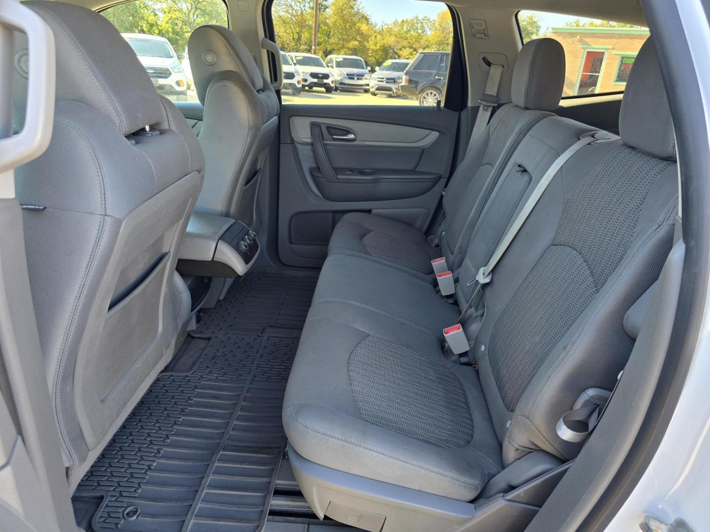 2017 WHITE Chevrolet Traverse 1LT (1GNKRGKD2HJ) with an 3.6L V6 DOHC 24V engine, 6A transmission, located at 2660 S.Garland Avenue, Garland, TX, 75041, (469) 298-3118, 32.885387, -96.656776 - Photo#14