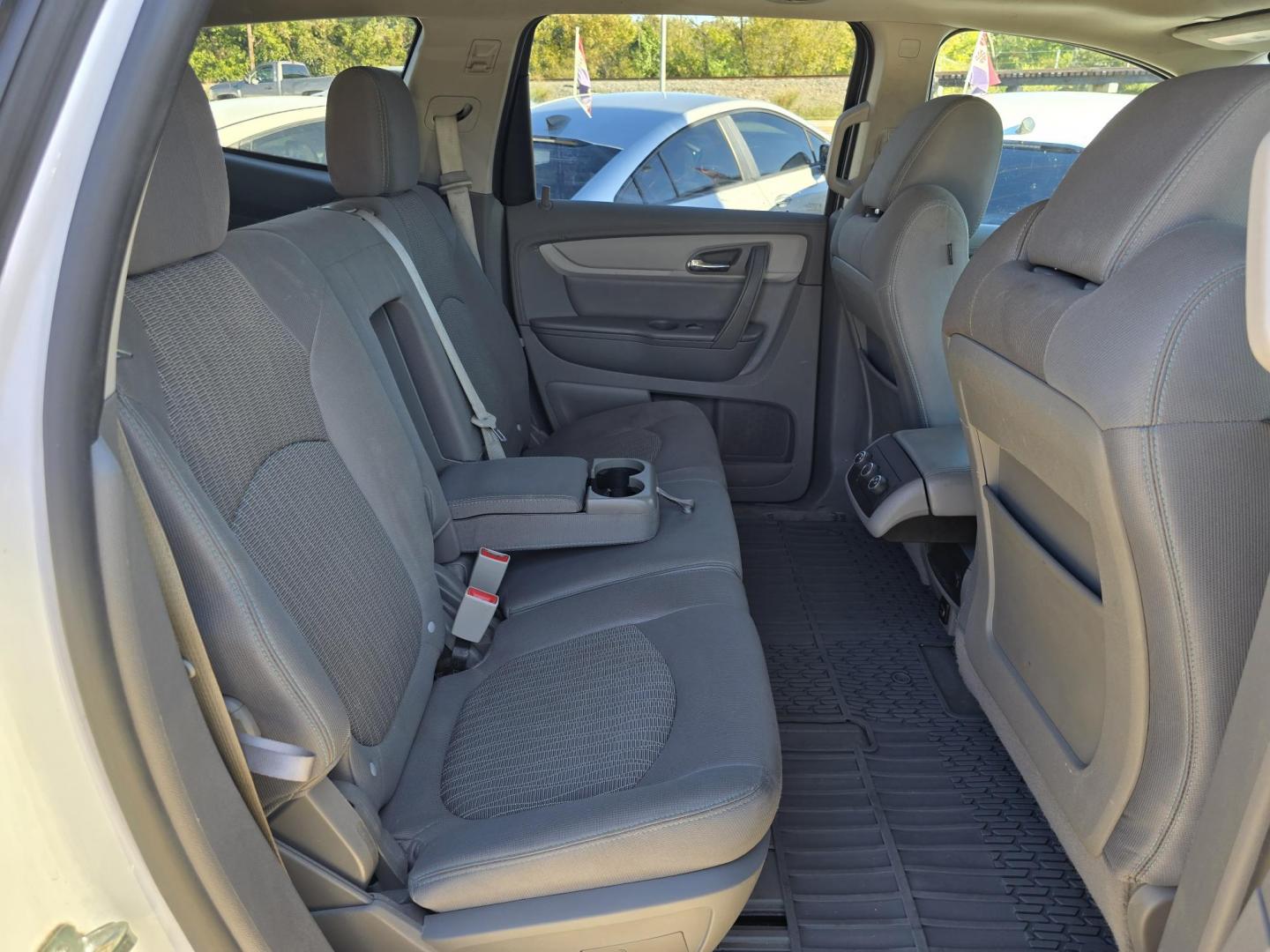 2017 WHITE Chevrolet Traverse 1LT (1GNKRGKD2HJ) with an 3.6L V6 DOHC 24V engine, 6A transmission, located at 2660 S.Garland Avenue, Garland, TX, 75041, (469) 298-3118, 32.885387, -96.656776 - Photo#16