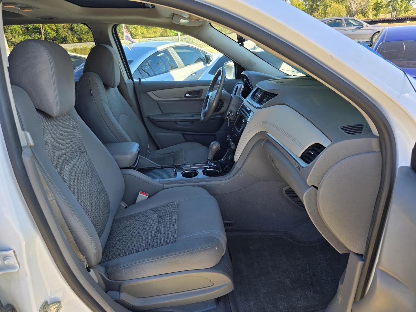 2017 WHITE Chevrolet Traverse 1LT (1GNKRGKD2HJ) with an 3.6L V6 DOHC 24V engine, 6A transmission, located at 2660 S.Garland Avenue, Garland, TX, 75041, (469) 298-3118, 32.885387, -96.656776 - Photo#17