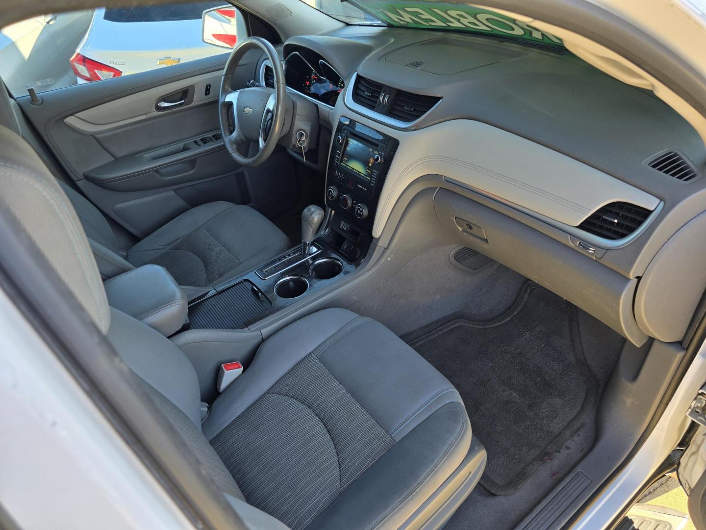 2017 WHITE Chevrolet Traverse 1LT (1GNKRGKD2HJ) with an 3.6L V6 DOHC 24V engine, 6A transmission, located at 2660 S.Garland Avenue, Garland, TX, 75041, (469) 298-3118, 32.885387, -96.656776 - Photo#18