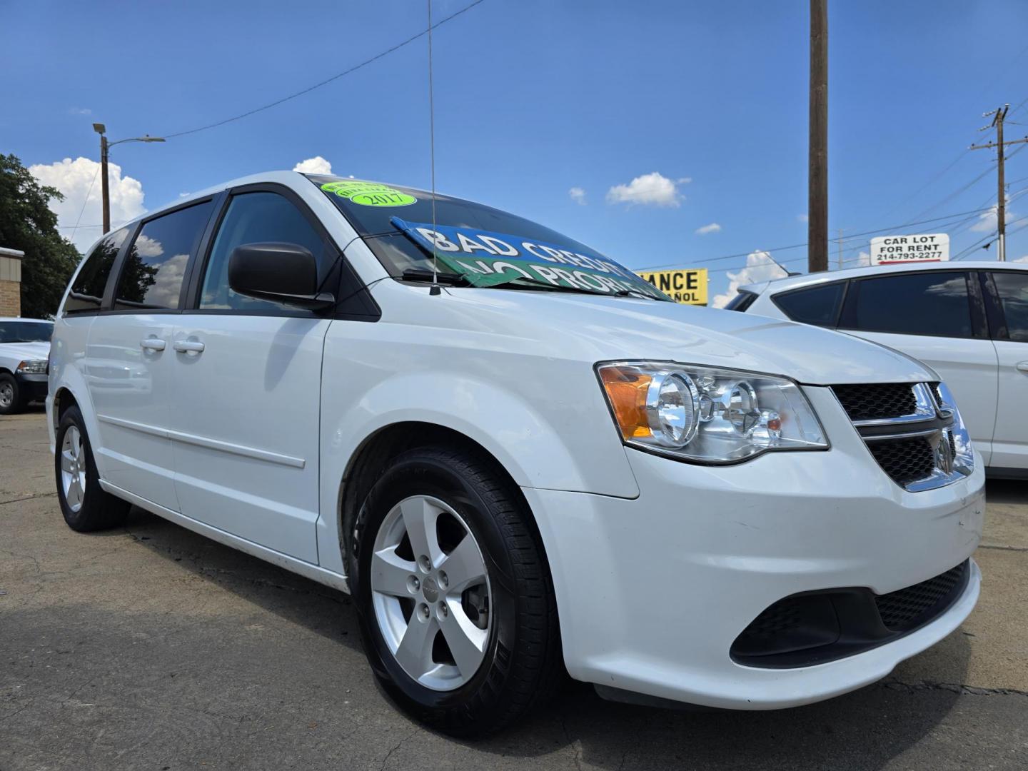 2017 WHITE Dodge Grand Caravan SE (2C4RDGBG5HR) with an 3.6L V6 DOHC 24V engine, 6A transmission, located at 2660 S.Garland Avenue, Garland, TX, 75041, (469) 298-3118, 32.885387, -96.656776 - Welcome to DallasAutos4Less, one of the Premier BUY HERE PAY HERE Dealers in the North Dallas Area. We specialize in financing to people with NO CREDIT or BAD CREDIT. We need proof of income, proof of residence, and a ID. Come buy your new car from us today!! This is a SUPER CLEAN 2017 DODGE GRAN - Photo#1