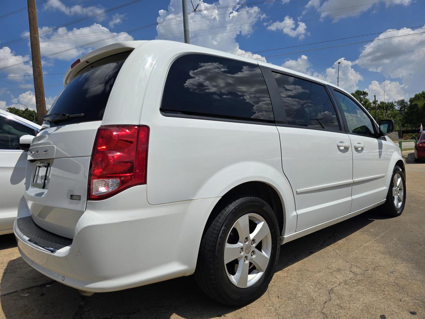 2017 WHITE Dodge Grand Caravan SE (2C4RDGBG5HR) with an 3.6L V6 DOHC 24V engine, 6A transmission, located at 2660 S.Garland Avenue, Garland, TX, 75041, (469) 298-3118, 32.885387, -96.656776 - Welcome to DallasAutos4Less, one of the Premier BUY HERE PAY HERE Dealers in the North Dallas Area. We specialize in financing to people with NO CREDIT or BAD CREDIT. We need proof of income, proof of residence, and a ID. Come buy your new car from us today!! This is a SUPER CLEAN 2017 DODGE GRAN - Photo#3