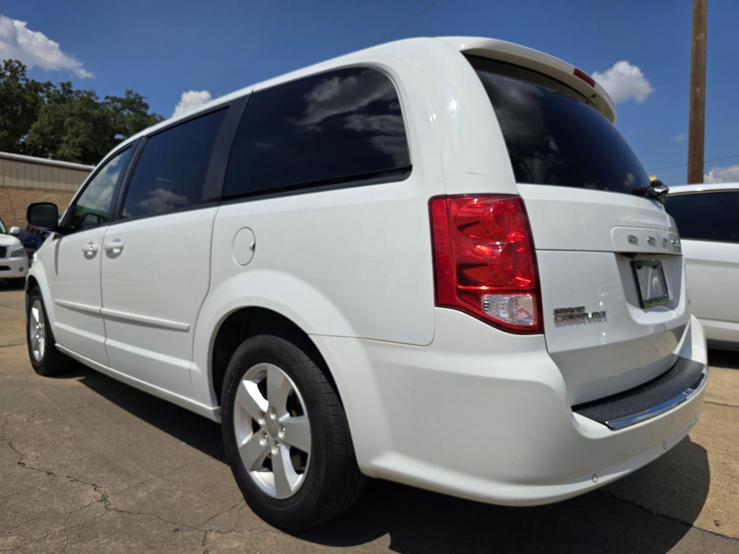 2017 WHITE Dodge Grand Caravan SE (2C4RDGBG5HR) with an 3.6L V6 DOHC 24V engine, 6A transmission, located at 2660 S.Garland Avenue, Garland, TX, 75041, (469) 298-3118, 32.885387, -96.656776 - Welcome to DallasAutos4Less, one of the Premier BUY HERE PAY HERE Dealers in the North Dallas Area. We specialize in financing to people with NO CREDIT or BAD CREDIT. We need proof of income, proof of residence, and a ID. Come buy your new car from us today!! This is a SUPER CLEAN 2017 DODGE GRAN - Photo#5