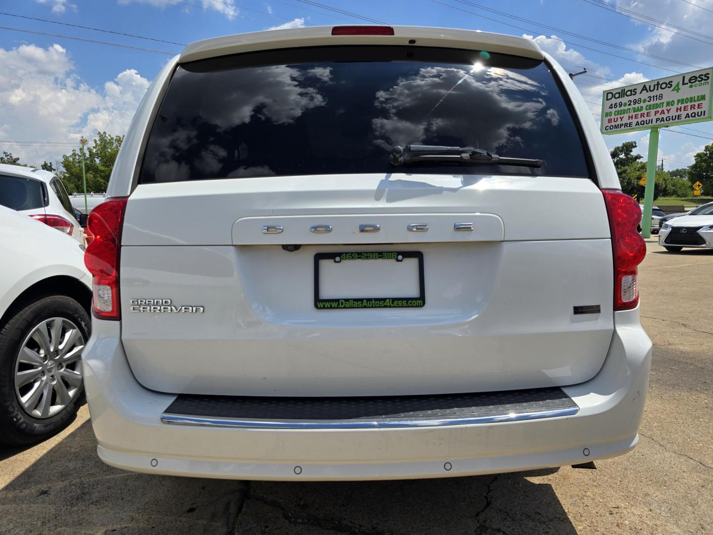 2017 WHITE Dodge Grand Caravan SE (2C4RDGBG5HR) with an 3.6L V6 DOHC 24V engine, 6A transmission, located at 2660 S.Garland Avenue, Garland, TX, 75041, (469) 298-3118, 32.885387, -96.656776 - Welcome to DallasAutos4Less, one of the Premier BUY HERE PAY HERE Dealers in the North Dallas Area. We specialize in financing to people with NO CREDIT or BAD CREDIT. We need proof of income, proof of residence, and a ID. Come buy your new car from us today!! This is a SUPER CLEAN 2017 DODGE GRAN - Photo#4