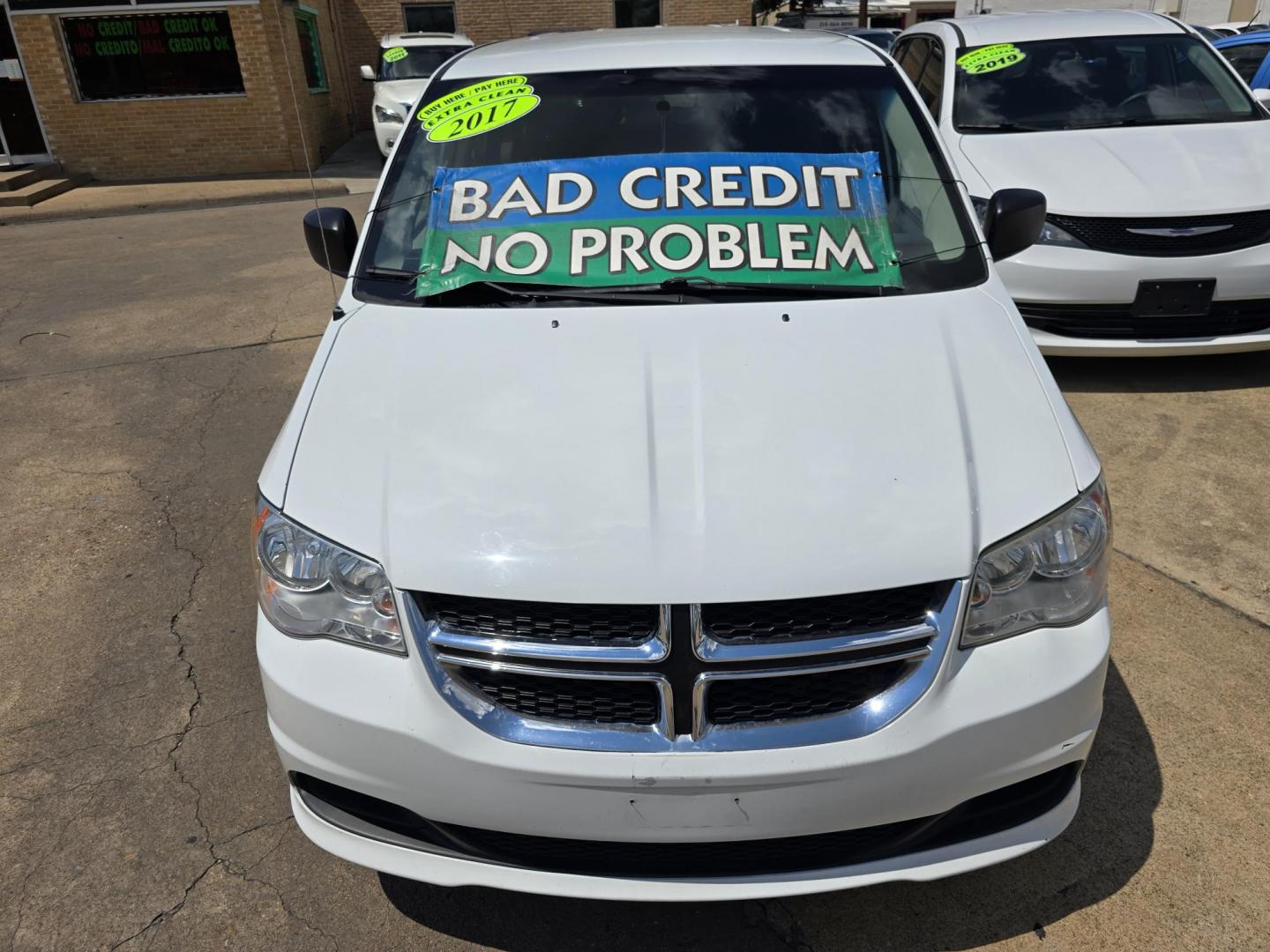 2017 WHITE Dodge Grand Caravan SE (2C4RDGBG5HR) with an 3.6L V6 DOHC 24V engine, 6A transmission, located at 2660 S.Garland Avenue, Garland, TX, 75041, (469) 298-3118, 32.885387, -96.656776 - Welcome to DallasAutos4Less, one of the Premier BUY HERE PAY HERE Dealers in the North Dallas Area. We specialize in financing to people with NO CREDIT or BAD CREDIT. We need proof of income, proof of residence, and a ID. Come buy your new car from us today!! This is a SUPER CLEAN 2017 DODGE GRAN - Photo#8