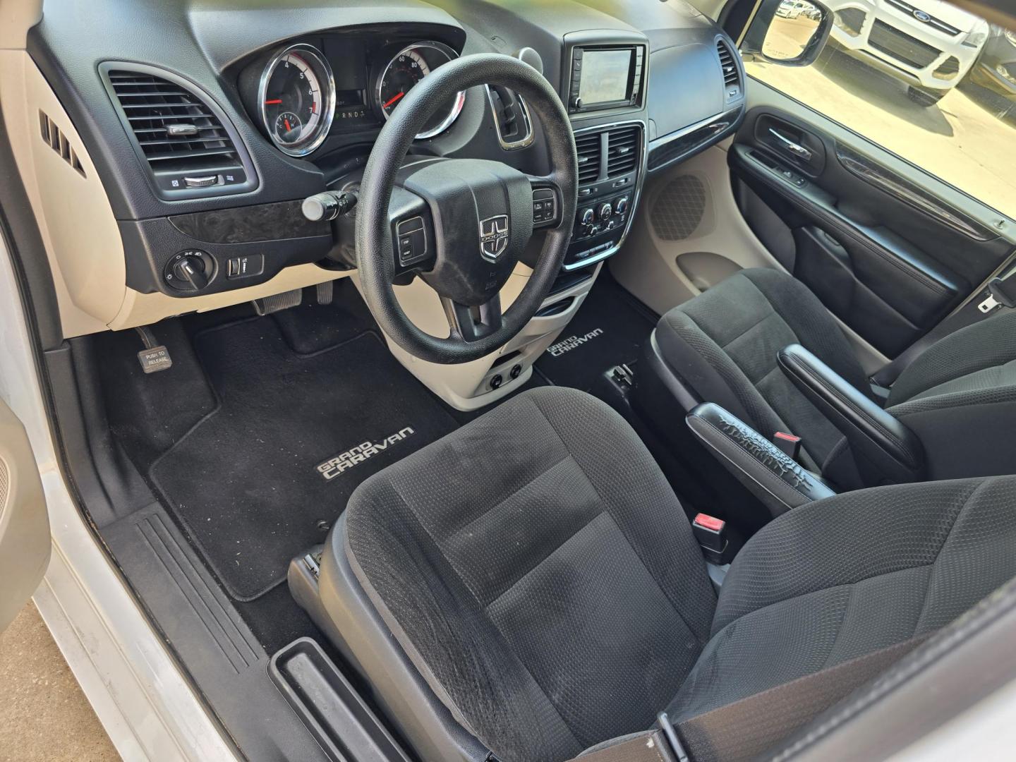 2017 WHITE Dodge Grand Caravan SE (2C4RDGBG5HR) with an 3.6L V6 DOHC 24V engine, 6A transmission, located at 2660 S.Garland Avenue, Garland, TX, 75041, (469) 298-3118, 32.885387, -96.656776 - Welcome to DallasAutos4Less, one of the Premier BUY HERE PAY HERE Dealers in the North Dallas Area. We specialize in financing to people with NO CREDIT or BAD CREDIT. We need proof of income, proof of residence, and a ID. Come buy your new car from us today!! This is a SUPER CLEAN 2017 DODGE GRAN - Photo#10