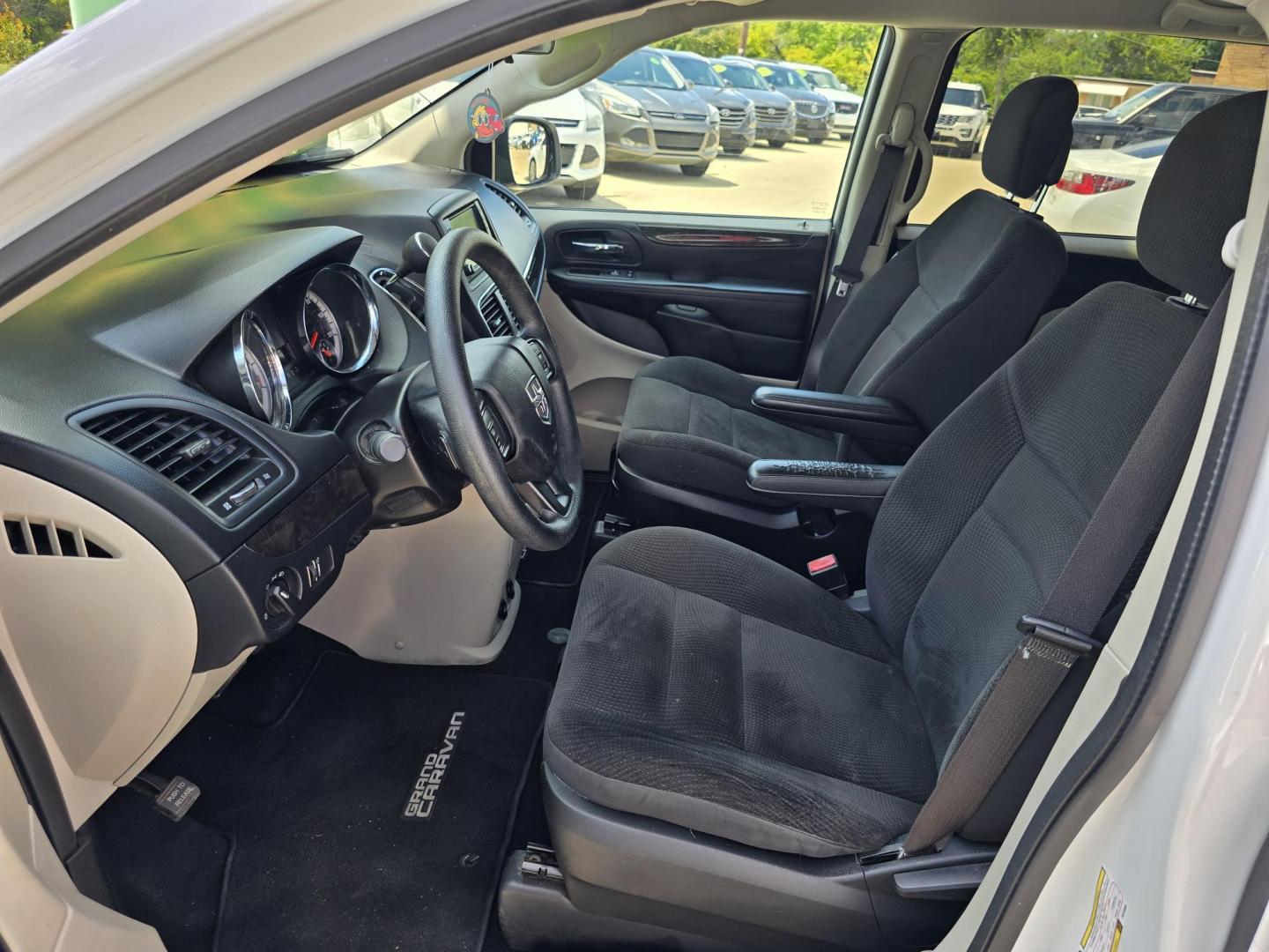 2017 WHITE Dodge Grand Caravan SE (2C4RDGBG5HR) with an 3.6L V6 DOHC 24V engine, 6A transmission, located at 2660 S.Garland Avenue, Garland, TX, 75041, (469) 298-3118, 32.885387, -96.656776 - Welcome to DallasAutos4Less, one of the Premier BUY HERE PAY HERE Dealers in the North Dallas Area. We specialize in financing to people with NO CREDIT or BAD CREDIT. We need proof of income, proof of residence, and a ID. Come buy your new car from us today!! This is a SUPER CLEAN 2017 DODGE GRAN - Photo#11