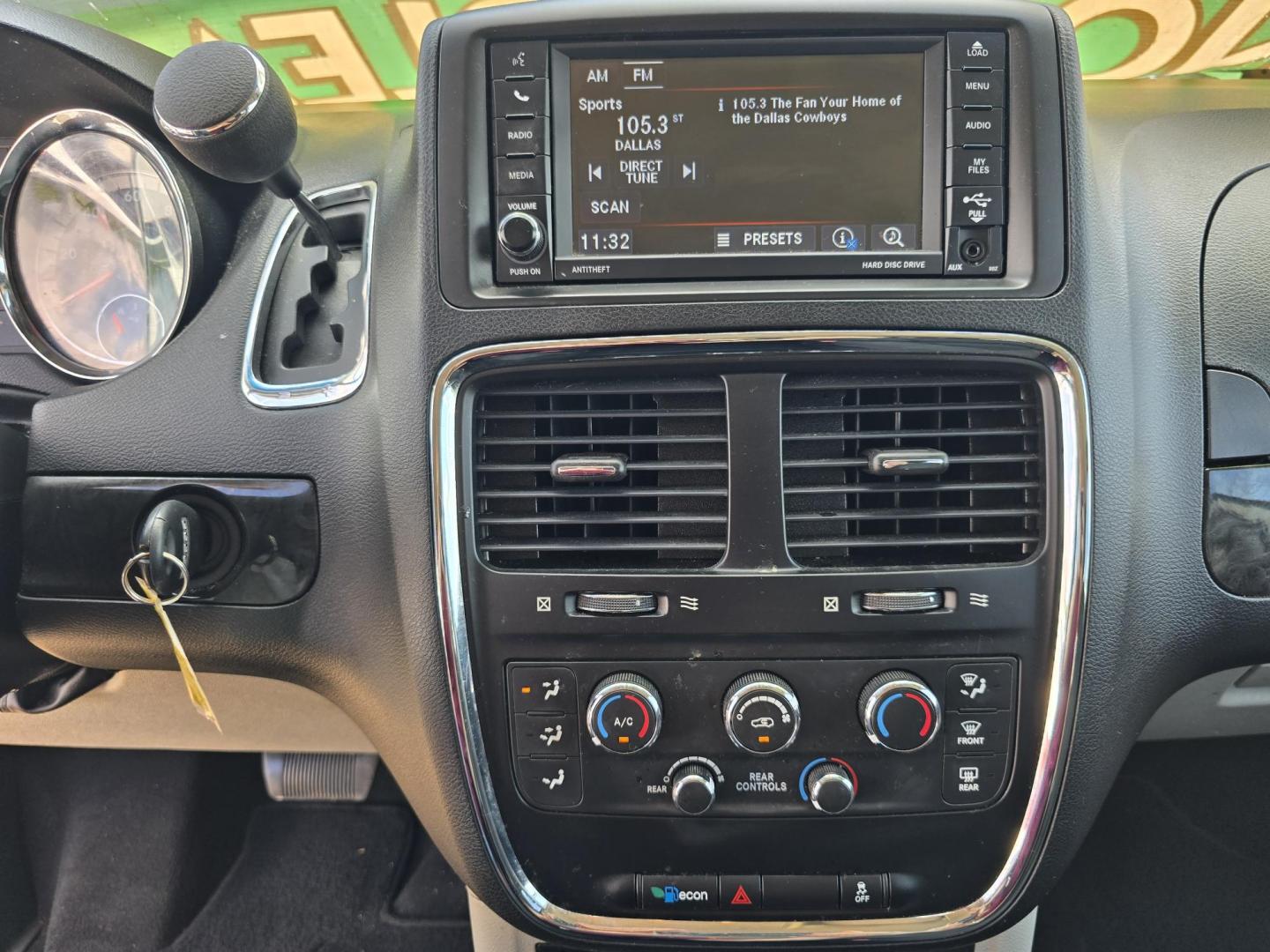 2017 WHITE Dodge Grand Caravan SE (2C4RDGBG5HR) with an 3.6L V6 DOHC 24V engine, 6A transmission, located at 2660 S.Garland Avenue, Garland, TX, 75041, (469) 298-3118, 32.885387, -96.656776 - Welcome to DallasAutos4Less, one of the Premier BUY HERE PAY HERE Dealers in the North Dallas Area. We specialize in financing to people with NO CREDIT or BAD CREDIT. We need proof of income, proof of residence, and a ID. Come buy your new car from us today!! This is a SUPER CLEAN 2017 DODGE GRAN - Photo#13