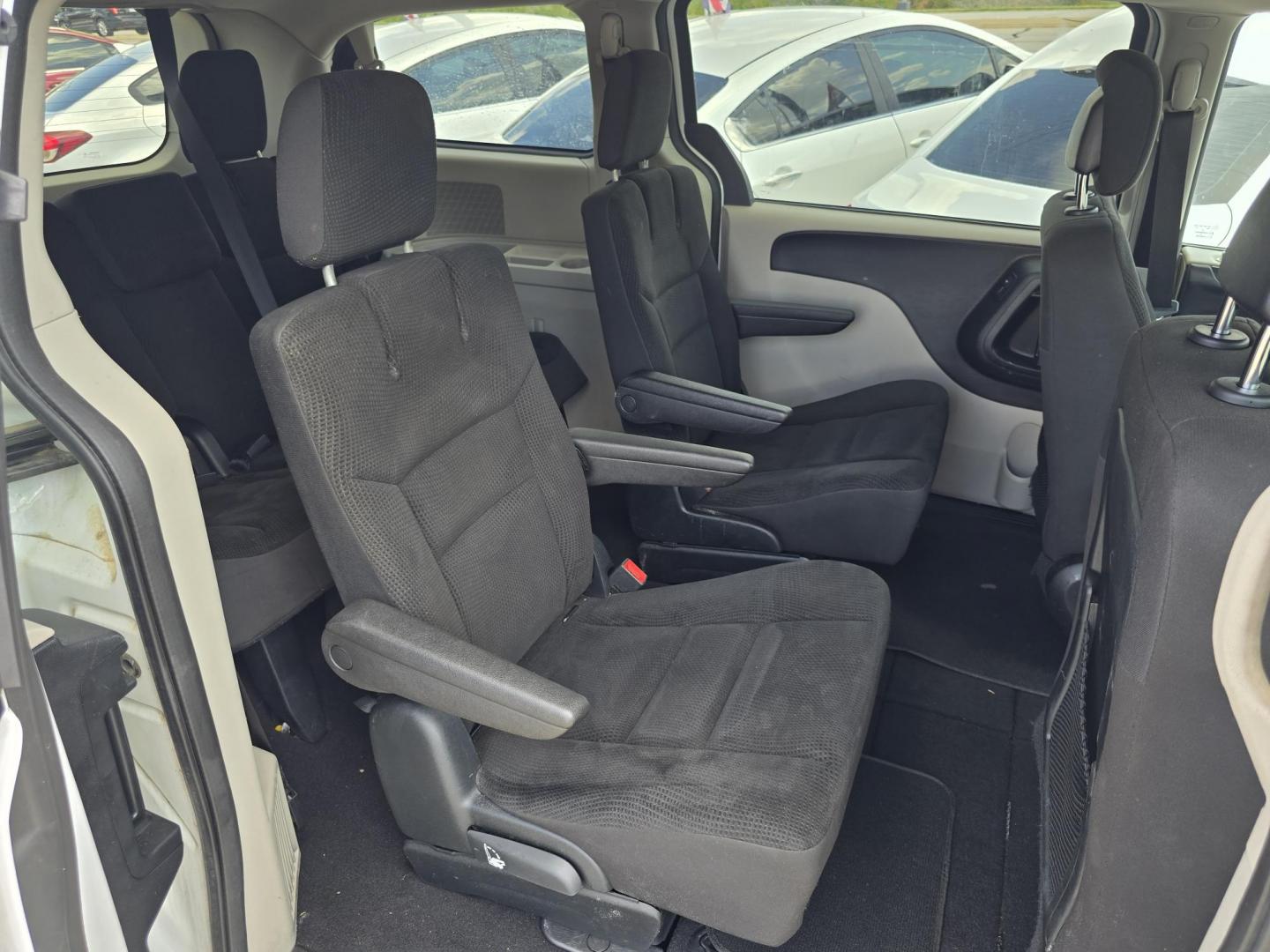 2017 WHITE Dodge Grand Caravan SE (2C4RDGBG5HR) with an 3.6L V6 DOHC 24V engine, 6A transmission, located at 2660 S.Garland Avenue, Garland, TX, 75041, (469) 298-3118, 32.885387, -96.656776 - Welcome to DallasAutos4Less, one of the Premier BUY HERE PAY HERE Dealers in the North Dallas Area. We specialize in financing to people with NO CREDIT or BAD CREDIT. We need proof of income, proof of residence, and a ID. Come buy your new car from us today!! This is a SUPER CLEAN 2017 DODGE GRAN - Photo#17