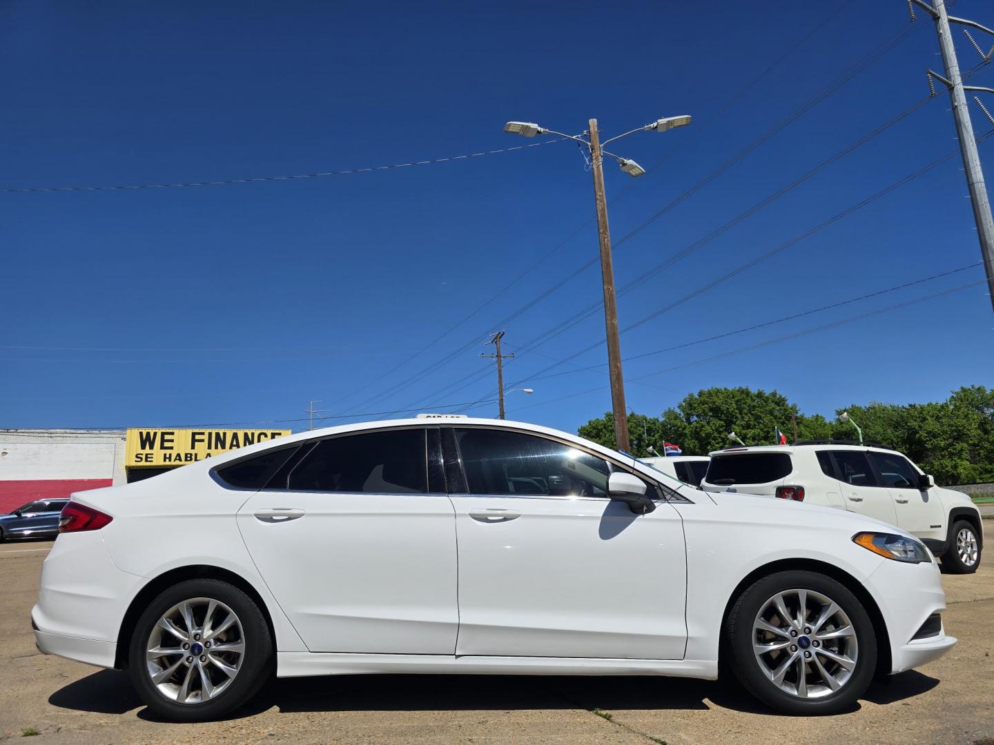 2017 WHITE Ford Fusion SE (3FA6P0H70HR) with an 2.5L L4 DOHC 16V engine, 6A transmission, located at 2660 S.Garland Avenue, Garland, TX, 75041, (469) 298-3118, 32.885387, -96.656776 - Photo#2