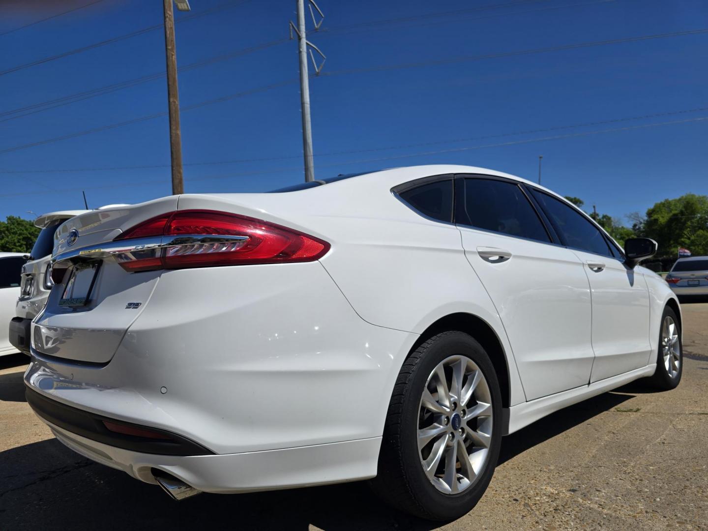 2017 WHITE Ford Fusion SE (3FA6P0H70HR) with an 2.5L L4 DOHC 16V engine, 6A transmission, located at 2660 S.Garland Avenue, Garland, TX, 75041, (469) 298-3118, 32.885387, -96.656776 - Photo#3