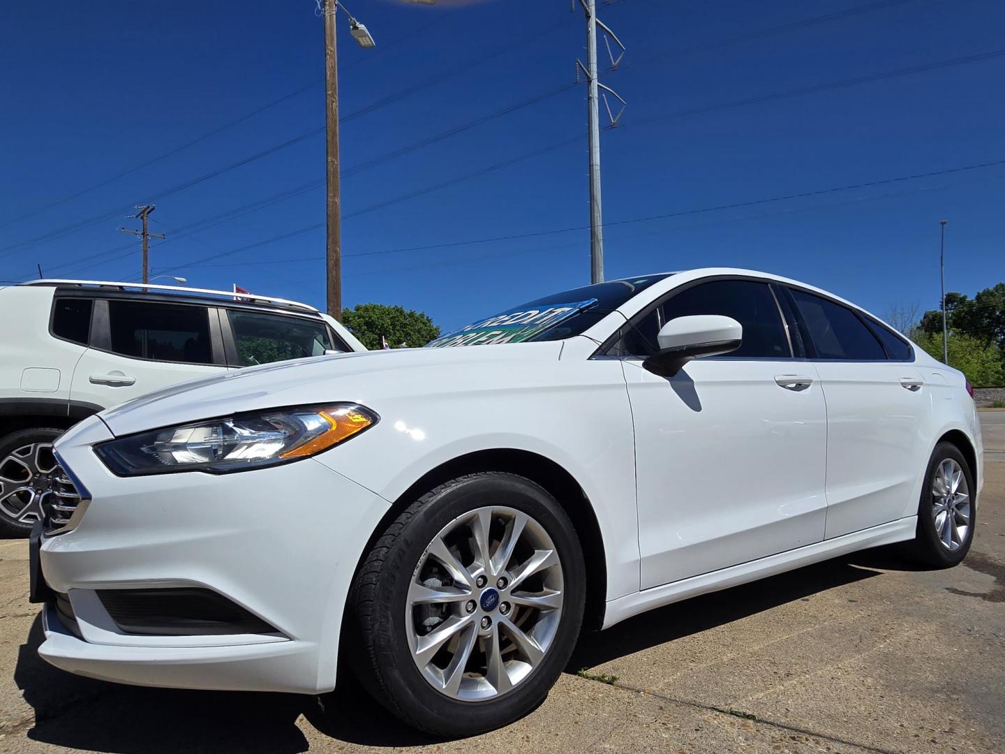 2017 WHITE Ford Fusion SE (3FA6P0H70HR) with an 2.5L L4 DOHC 16V engine, 6A transmission, located at 2660 S.Garland Avenue, Garland, TX, 75041, (469) 298-3118, 32.885387, -96.656776 - Photo#7