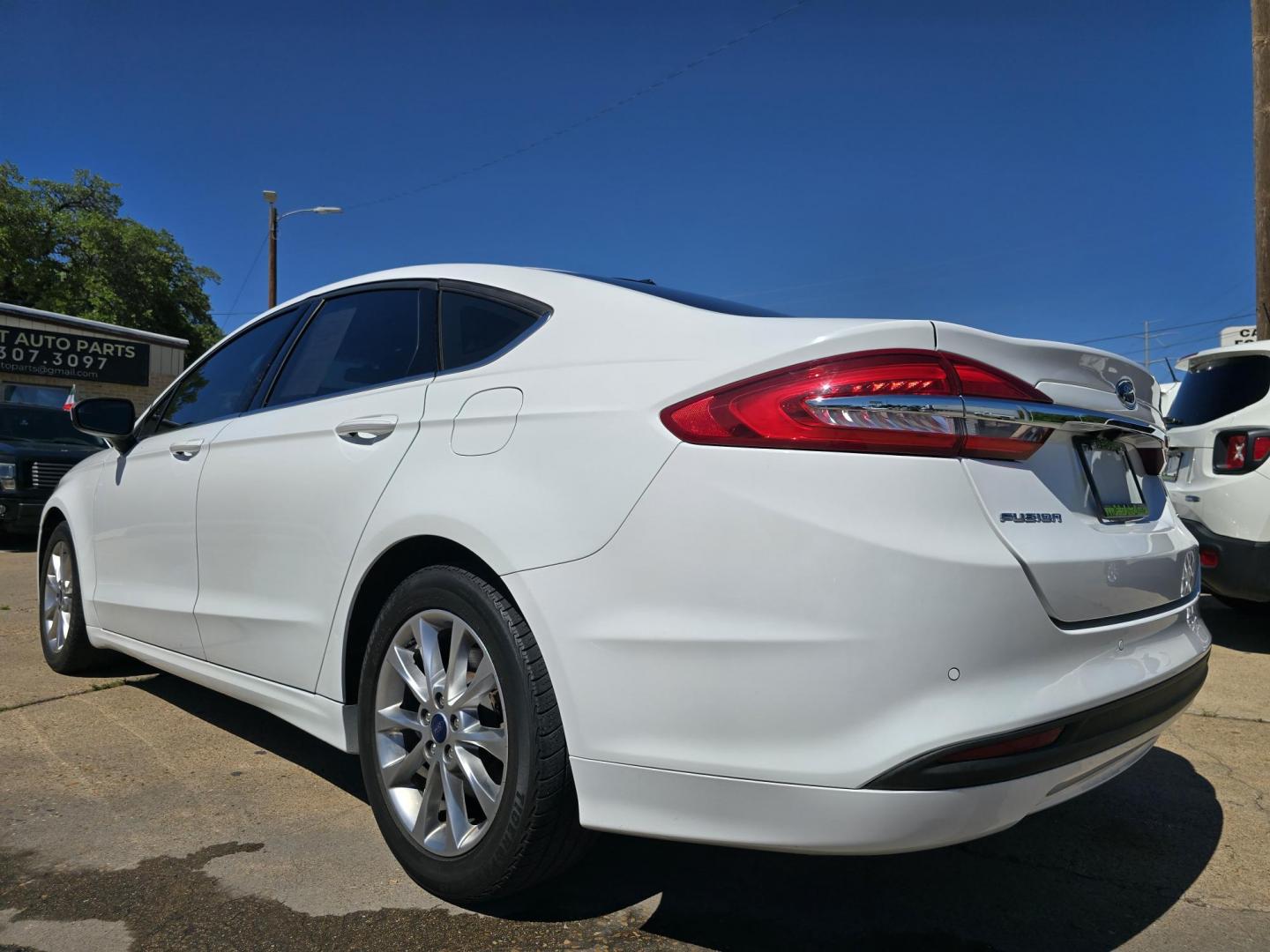 2017 WHITE Ford Fusion SE (3FA6P0H70HR) with an 2.5L L4 DOHC 16V engine, 6A transmission, located at 2660 S.Garland Avenue, Garland, TX, 75041, (469) 298-3118, 32.885387, -96.656776 - Photo#5