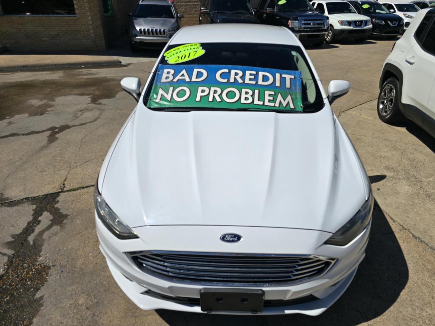 2017 WHITE Ford Fusion SE (3FA6P0H70HR) with an 2.5L L4 DOHC 16V engine, 6A transmission, located at 2660 S.Garland Avenue, Garland, TX, 75041, (469) 298-3118, 32.885387, -96.656776 - Photo#9