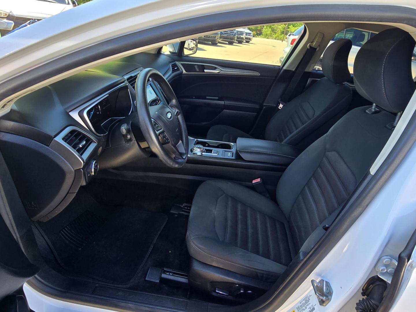 2017 WHITE Ford Fusion SE (3FA6P0H70HR) with an 2.5L L4 DOHC 16V engine, 6A transmission, located at 2660 S.Garland Avenue, Garland, TX, 75041, (469) 298-3118, 32.885387, -96.656776 - Photo#11