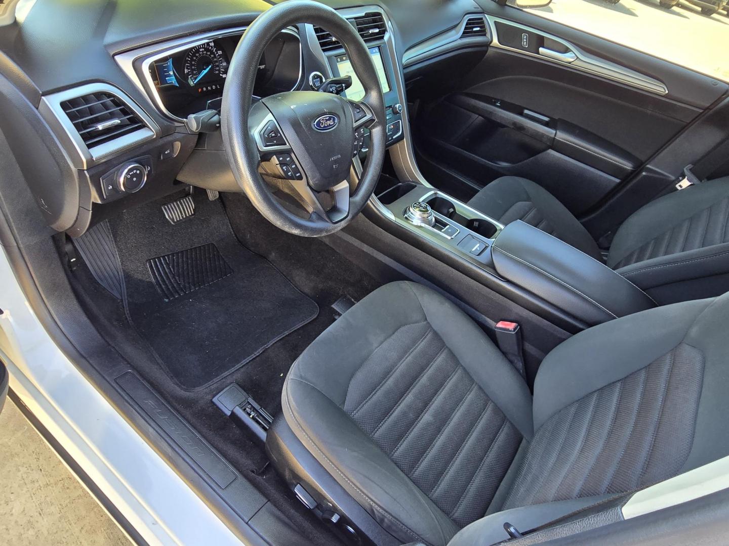 2017 WHITE Ford Fusion SE (3FA6P0H70HR) with an 2.5L L4 DOHC 16V engine, 6A transmission, located at 2660 S.Garland Avenue, Garland, TX, 75041, (469) 298-3118, 32.885387, -96.656776 - Photo#10