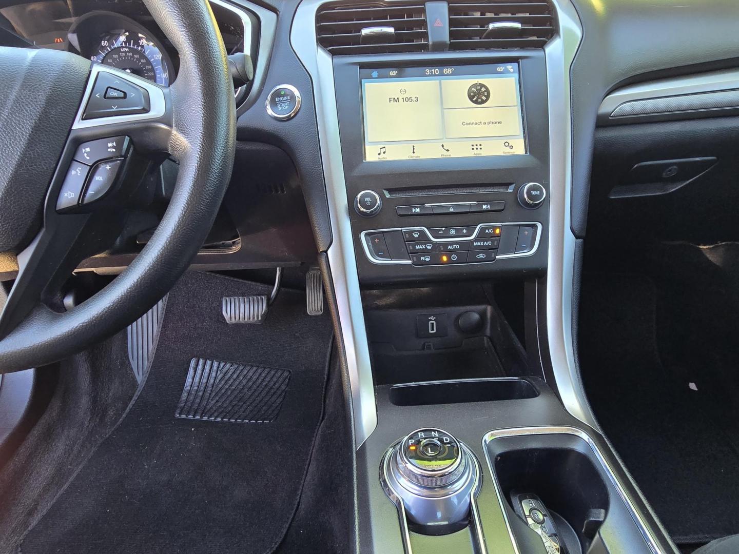 2017 WHITE Ford Fusion SE (3FA6P0H70HR) with an 2.5L L4 DOHC 16V engine, 6A transmission, located at 2660 S.Garland Avenue, Garland, TX, 75041, (469) 298-3118, 32.885387, -96.656776 - Photo#14