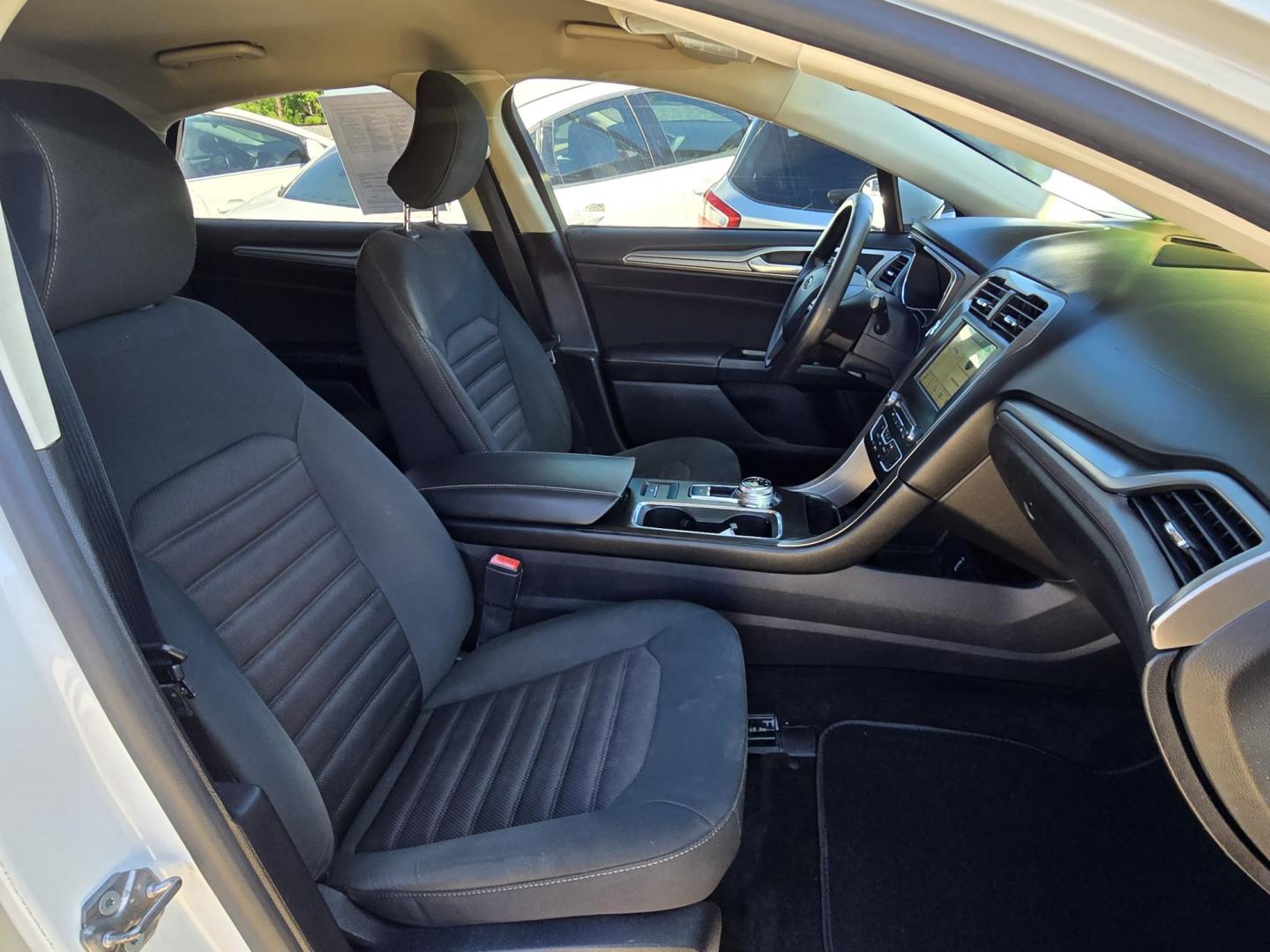 2017 WHITE Ford Fusion SE (3FA6P0H70HR) with an 2.5L L4 DOHC 16V engine, 6A transmission, located at 2660 S.Garland Avenue, Garland, TX, 75041, (469) 298-3118, 32.885387, -96.656776 - Photo#18