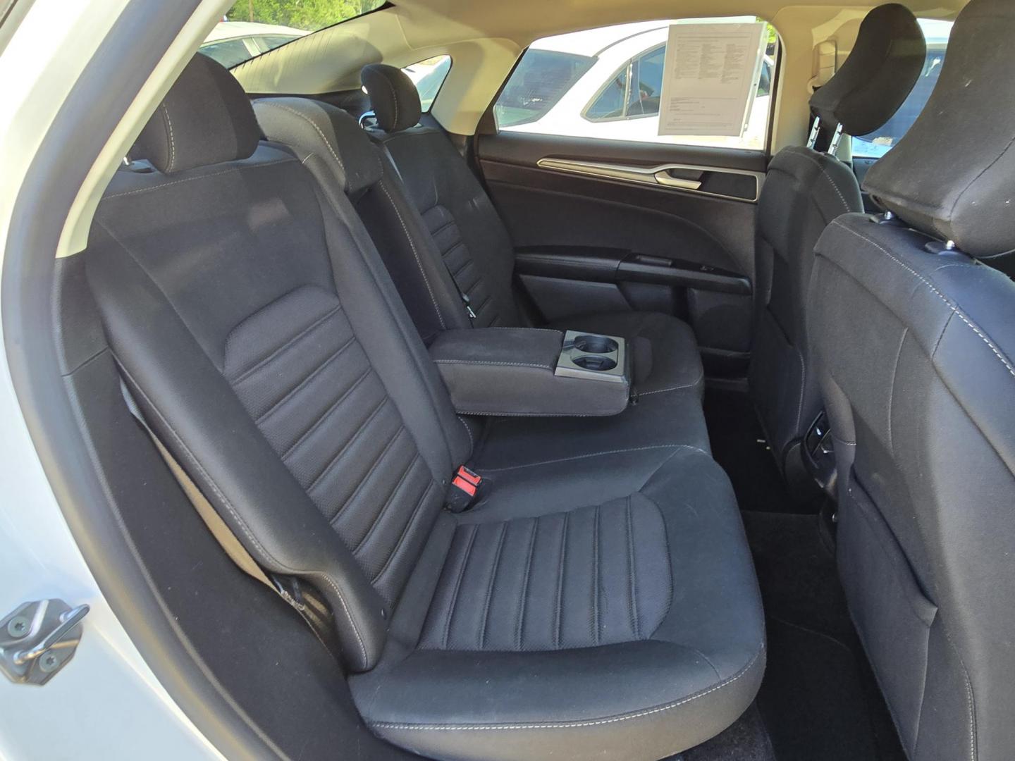 2017 WHITE Ford Fusion SE (3FA6P0H70HR) with an 2.5L L4 DOHC 16V engine, 6A transmission, located at 2660 S.Garland Avenue, Garland, TX, 75041, (469) 298-3118, 32.885387, -96.656776 - Photo#17