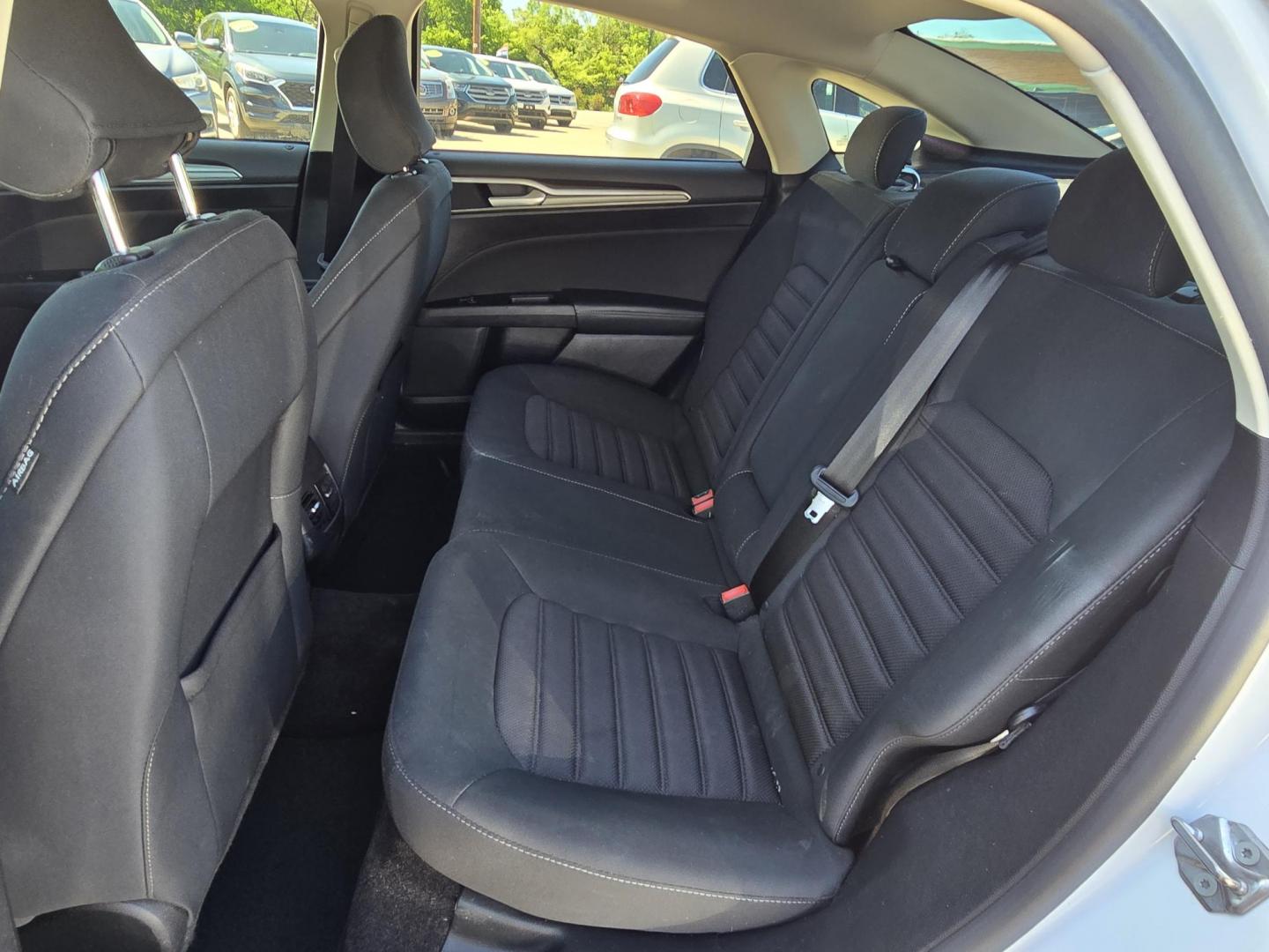 2017 WHITE Ford Fusion SE (3FA6P0H70HR) with an 2.5L L4 DOHC 16V engine, 6A transmission, located at 2660 S.Garland Avenue, Garland, TX, 75041, (469) 298-3118, 32.885387, -96.656776 - Photo#16