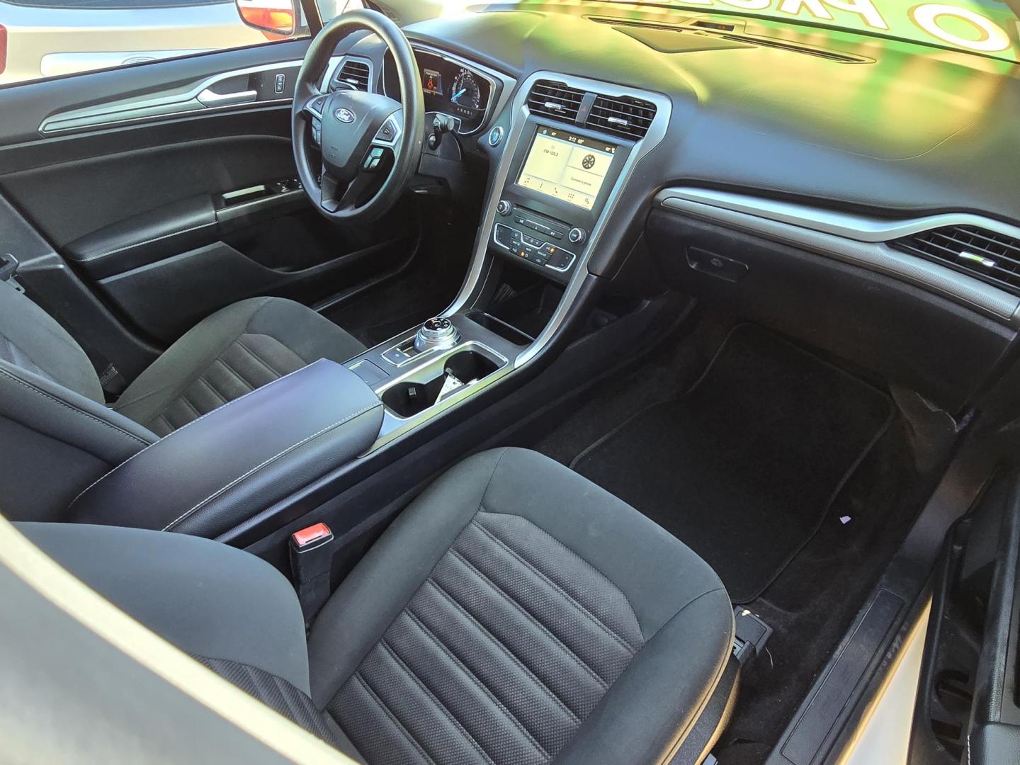 2017 WHITE Ford Fusion SE (3FA6P0H70HR) with an 2.5L L4 DOHC 16V engine, 6A transmission, located at 2660 S.Garland Avenue, Garland, TX, 75041, (469) 298-3118, 32.885387, -96.656776 - Photo#19