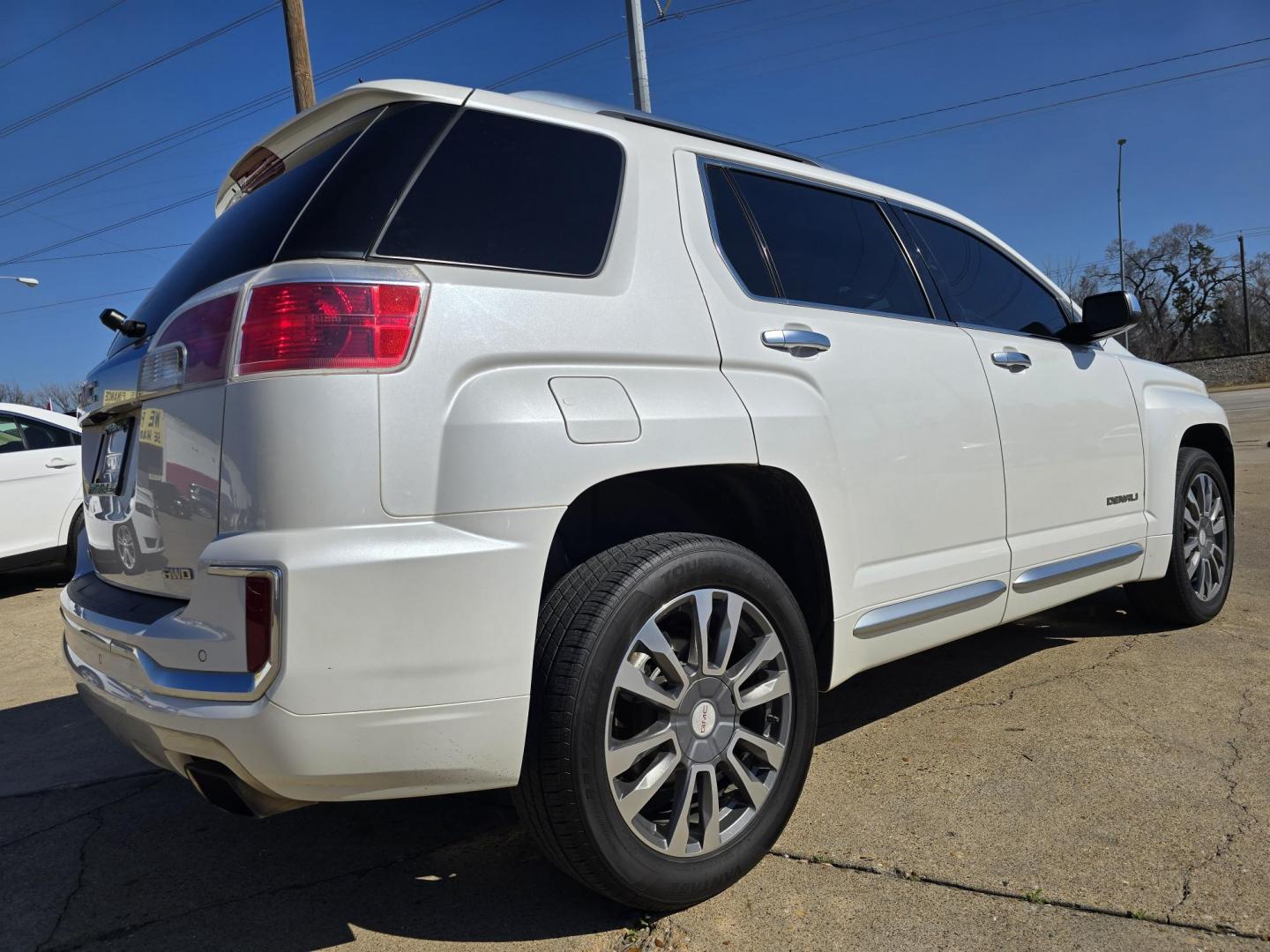 2017 DIAMOND WHITE GMC Terrain Denali (2GKFLVE38H6) with an 3.6L V6 DOHC 24V engine, 6A transmission, located at 2660 S.Garland Avenue, Garland, TX, 75041, (469) 298-3118, 32.885387, -96.656776 - Photo#3