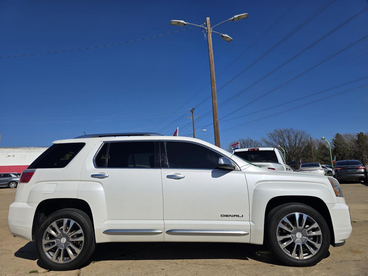 2017 DIAMOND WHITE GMC Terrain Denali (2GKFLVE38H6) with an 3.6L V6 DOHC 24V engine, 6A transmission, located at 2660 S.Garland Avenue, Garland, TX, 75041, (469) 298-3118, 32.885387, -96.656776 - Photo#2