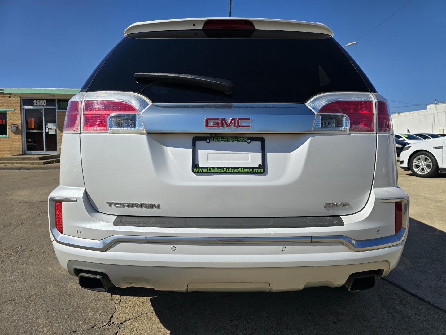 2017 DIAMOND WHITE GMC Terrain Denali (2GKFLVE38H6) with an 3.6L V6 DOHC 24V engine, 6A transmission, located at 2660 S.Garland Avenue, Garland, TX, 75041, (469) 298-3118, 32.885387, -96.656776 - Photo#4