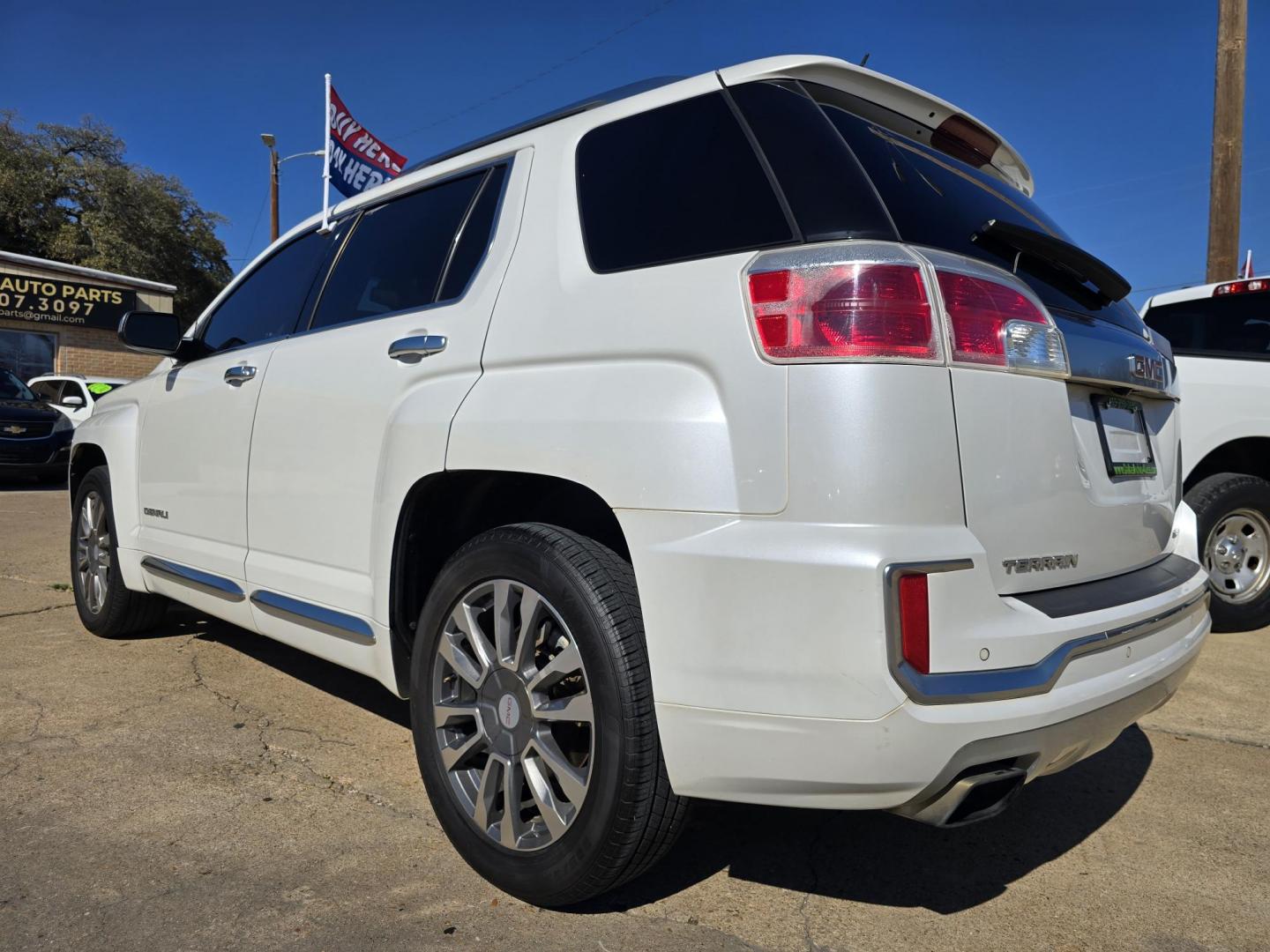2017 DIAMOND WHITE GMC Terrain Denali (2GKFLVE38H6) with an 3.6L V6 DOHC 24V engine, 6A transmission, located at 2660 S.Garland Avenue, Garland, TX, 75041, (469) 298-3118, 32.885387, -96.656776 - Photo#5