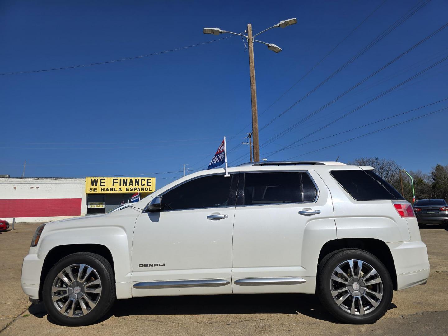 2017 DIAMOND WHITE GMC Terrain Denali (2GKFLVE38H6) with an 3.6L V6 DOHC 24V engine, 6A transmission, located at 2660 S.Garland Avenue, Garland, TX, 75041, (469) 298-3118, 32.885387, -96.656776 - Photo#6