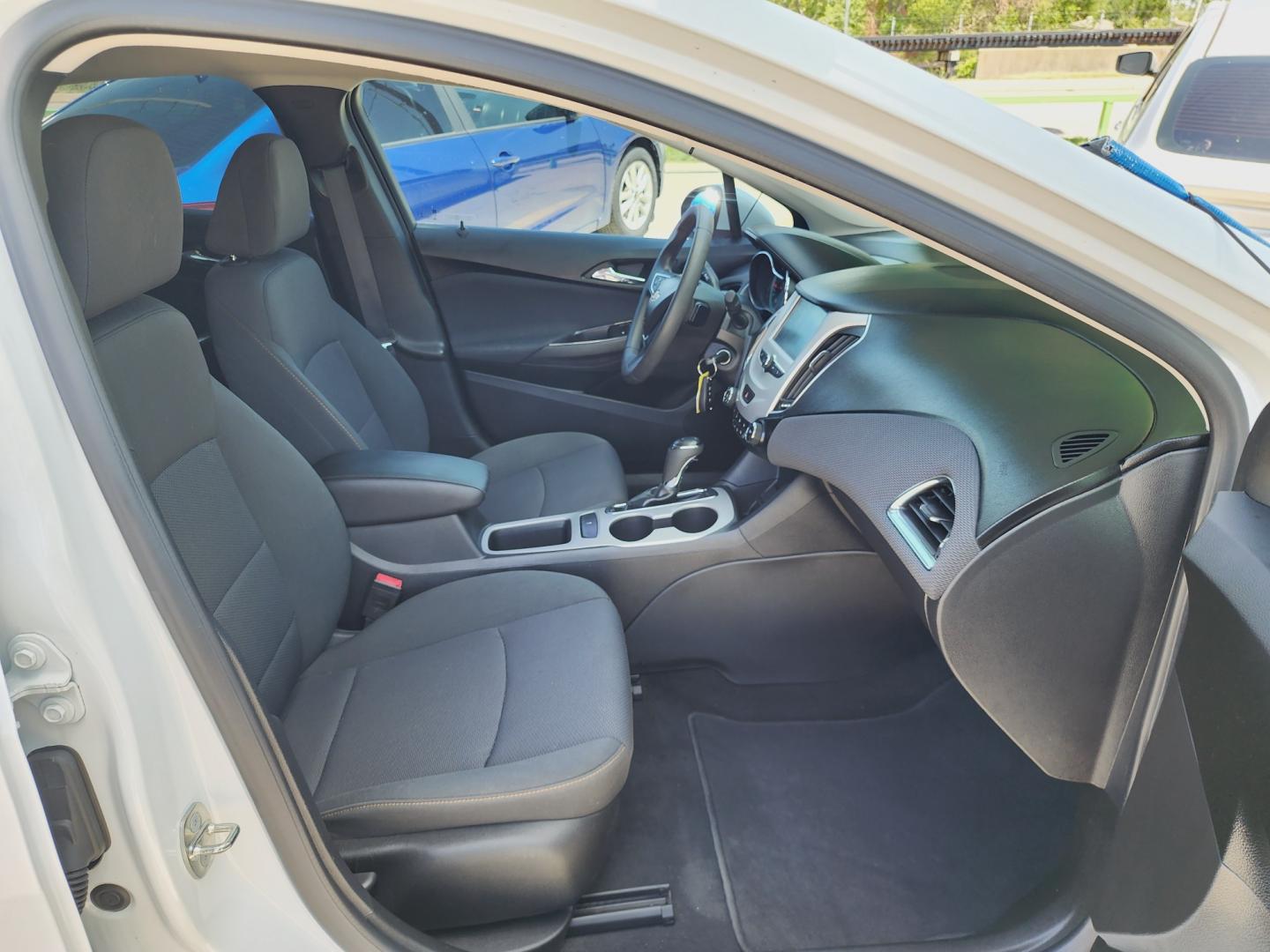 2018 WHITE Chevrolet Cruze LS (1G1BC5SM6J7) , AUTO transmission, located at 2660 S.Garland Avenue, Garland, TX, 75041, (469) 298-3118, 32.885387, -96.656776 - Photo#17