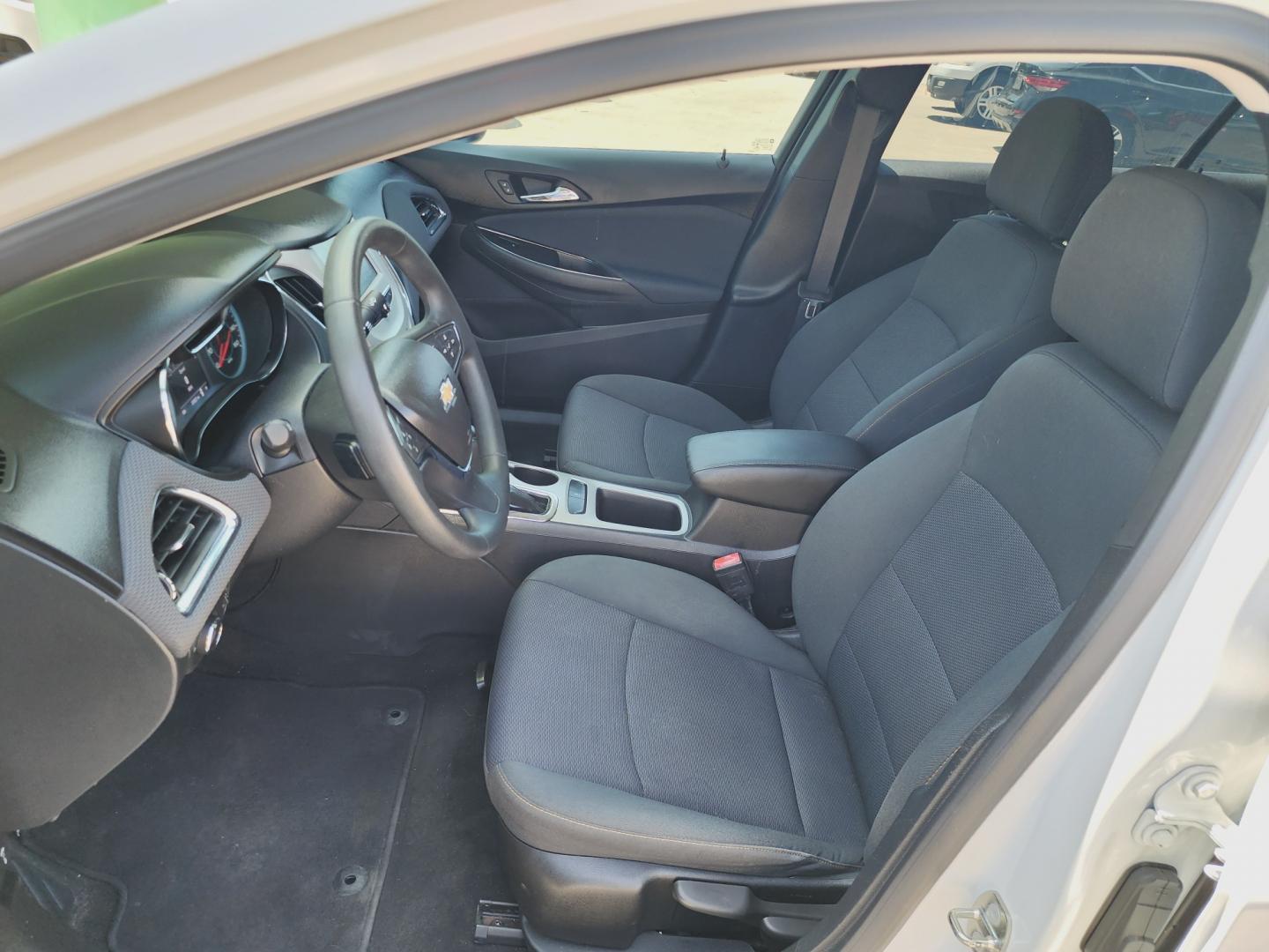 2018 WHITE Chevrolet Cruze LS (1G1BC5SM6J7) , AUTO transmission, located at 2660 S.Garland Avenue, Garland, TX, 75041, (469) 298-3118, 32.885387, -96.656776 - Photo#11