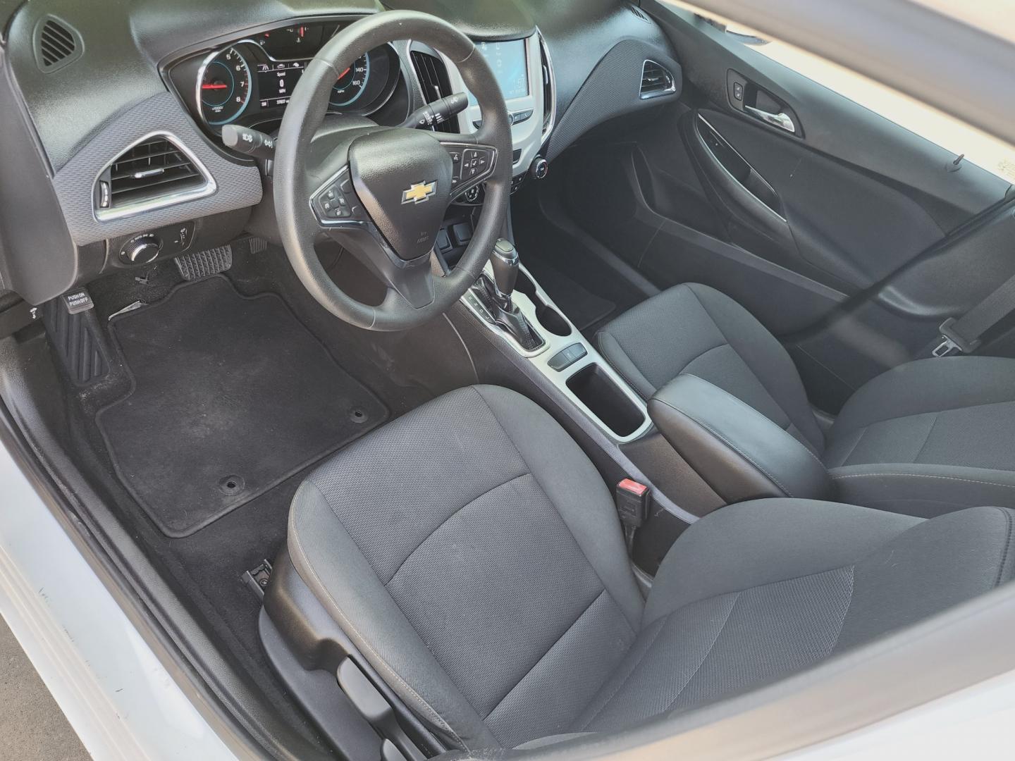 2018 WHITE Chevrolet Cruze LS (1G1BC5SM6J7) , AUTO transmission, located at 2660 S.Garland Avenue, Garland, TX, 75041, (469) 298-3118, 32.885387, -96.656776 - Photo#10