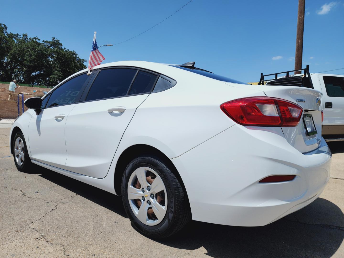 2018 WHITE Chevrolet Cruze LS (1G1BC5SM6J7) , AUTO transmission, located at 2660 S.Garland Avenue, Garland, TX, 75041, (469) 298-3118, 32.885387, -96.656776 - Photo#5