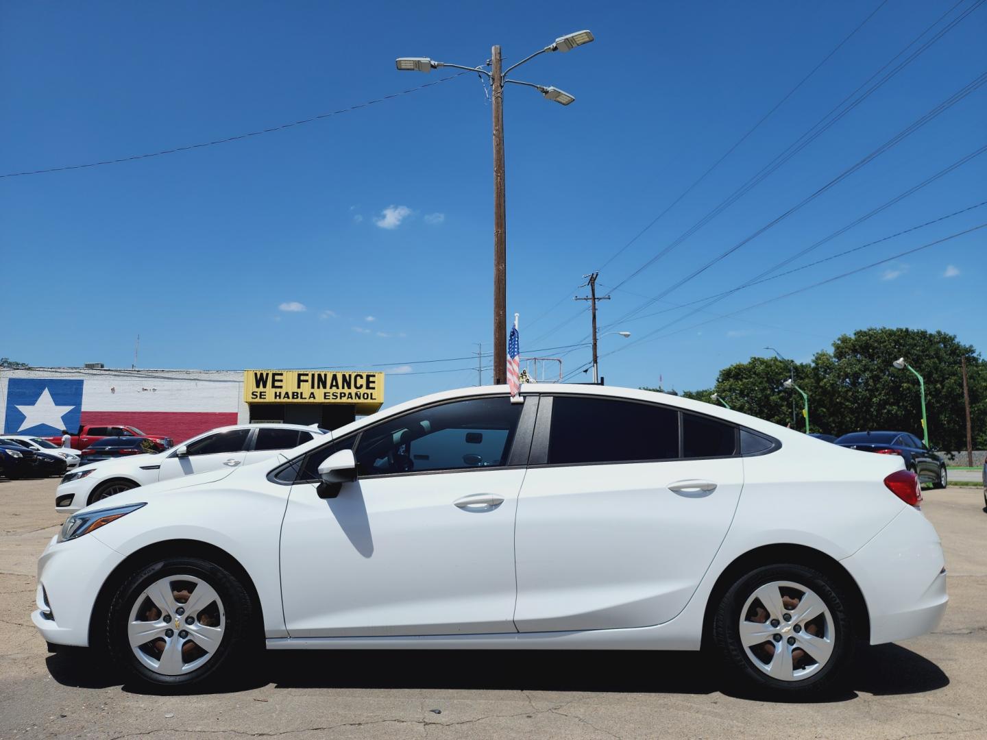 2018 WHITE Chevrolet Cruze LS (1G1BC5SM6J7) , AUTO transmission, located at 2660 S.Garland Avenue, Garland, TX, 75041, (469) 298-3118, 32.885387, -96.656776 - Photo#6