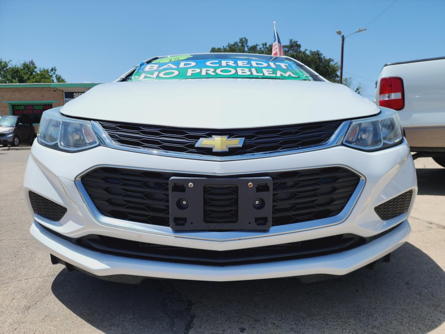 2018 WHITE Chevrolet Cruze LS (1G1BC5SM6J7) , AUTO transmission, located at 2660 S.Garland Avenue, Garland, TX, 75041, (469) 298-3118, 32.885387, -96.656776 - Photo#9