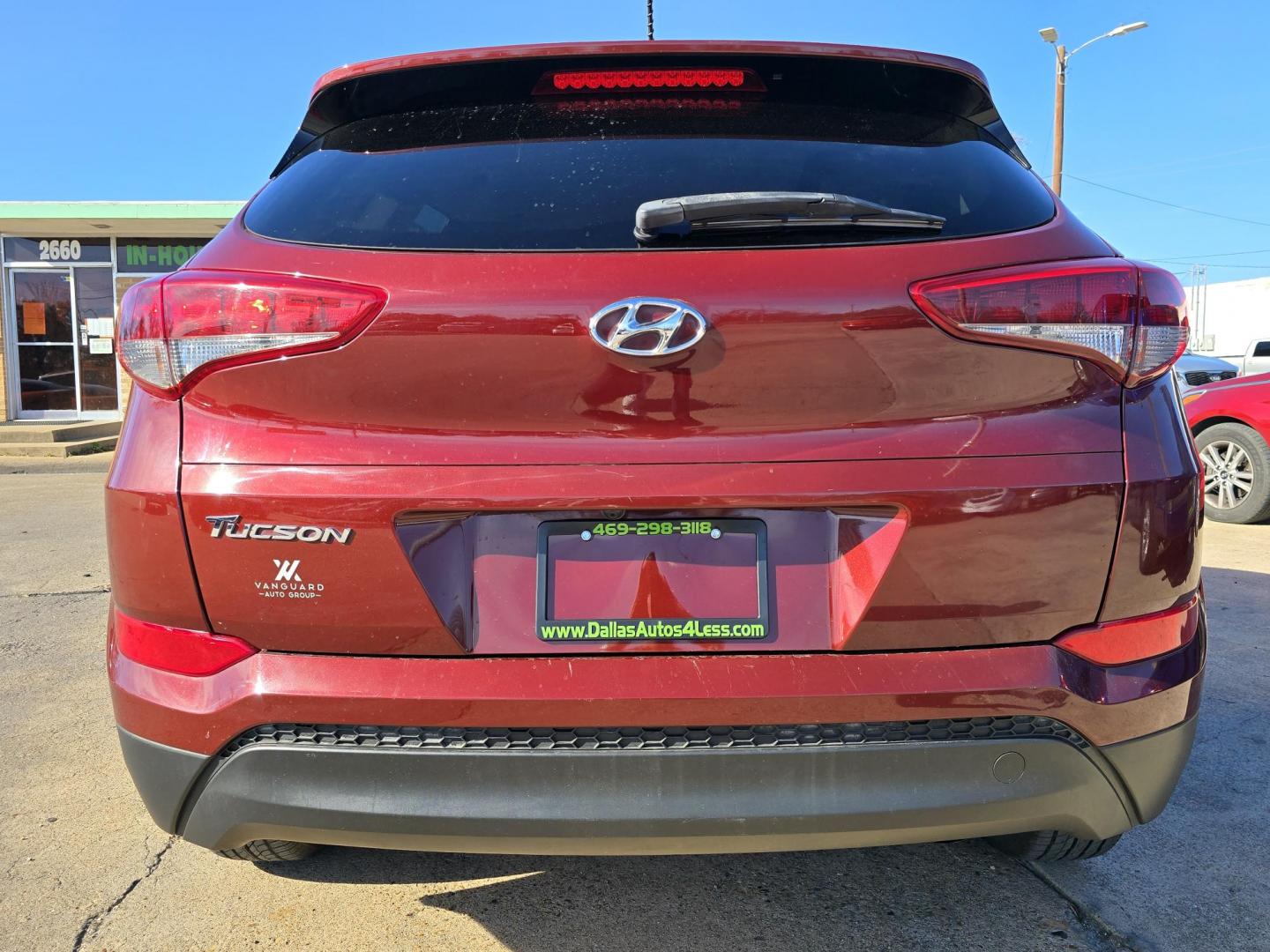 2018 BURGUNDY Hyundai Tucson SE (KM8J23A4XJU) with an 2.0L L4 DOHC 16V engine, 6A transmission, located at 2660 S.Garland Avenue, Garland, TX, 75041, (469) 298-3118, 32.885387, -96.656776 - Photo#4