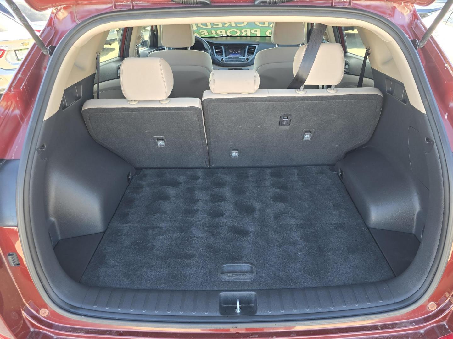 2018 BURGUNDY Hyundai Tucson SE (KM8J23A4XJU) with an 2.0L L4 DOHC 16V engine, 6A transmission, located at 2660 S.Garland Avenue, Garland, TX, 75041, (469) 298-3118, 32.885387, -96.656776 - Photo#16