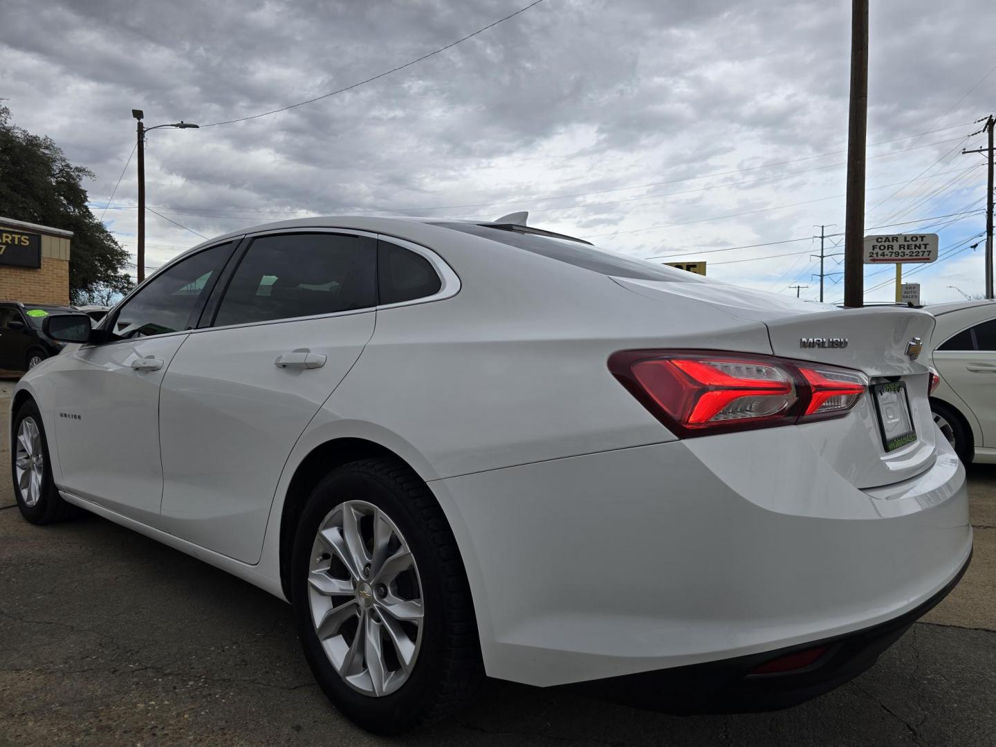 2019 WHITE Chevrolet Malibu LT (1G1ZD5STXKF) with an 1.5L L4 DOHC 16V engine, 6A transmission, located at 2660 S.Garland Avenue, Garland, TX, 75041, (469) 298-3118, 32.885387, -96.656776 - Photo#5