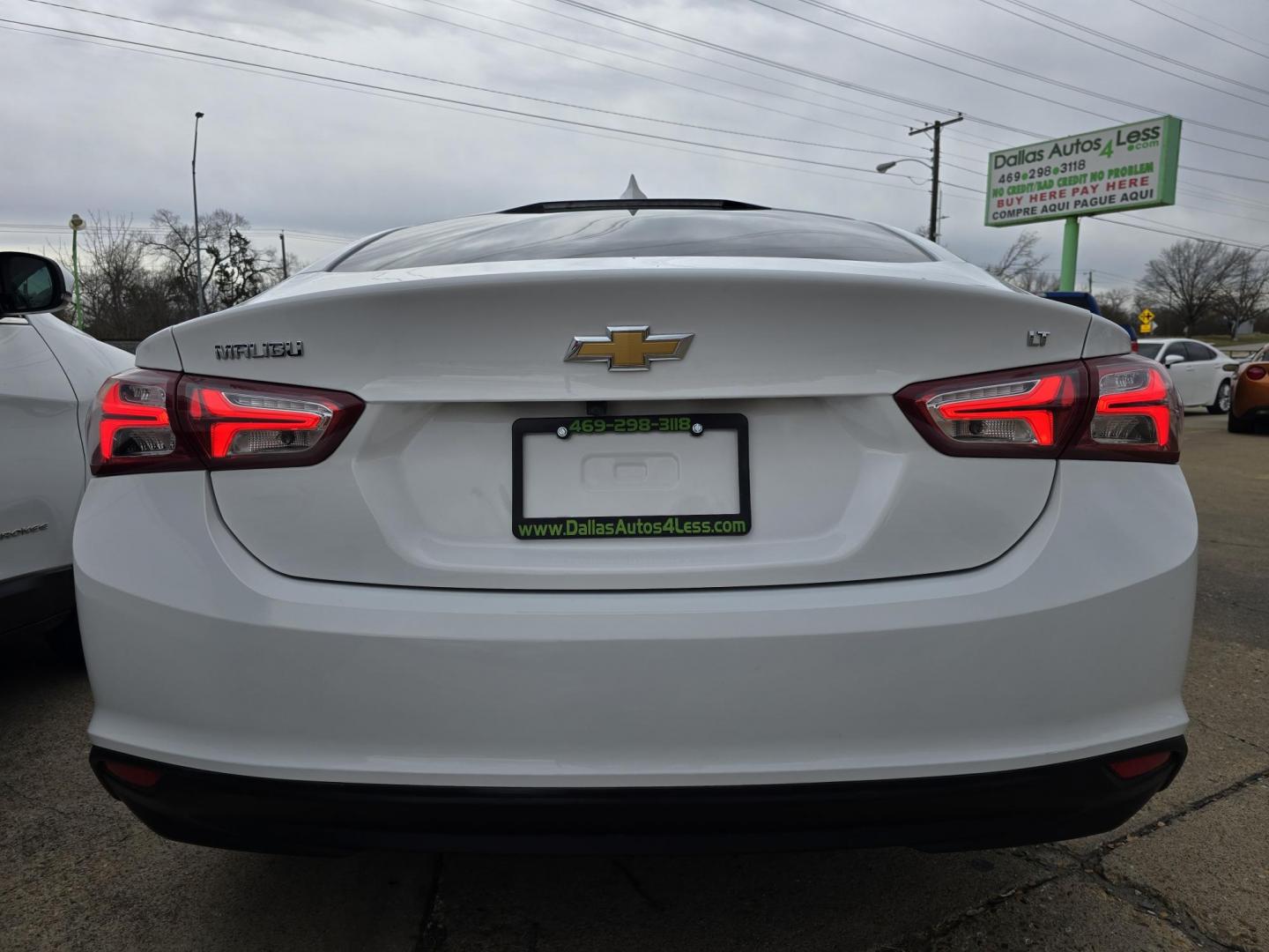 2019 WHITE Chevrolet Malibu LT (1G1ZD5STXKF) with an 1.5L L4 DOHC 16V engine, 6A transmission, located at 2660 S.Garland Avenue, Garland, TX, 75041, (469) 298-3118, 32.885387, -96.656776 - Photo#4