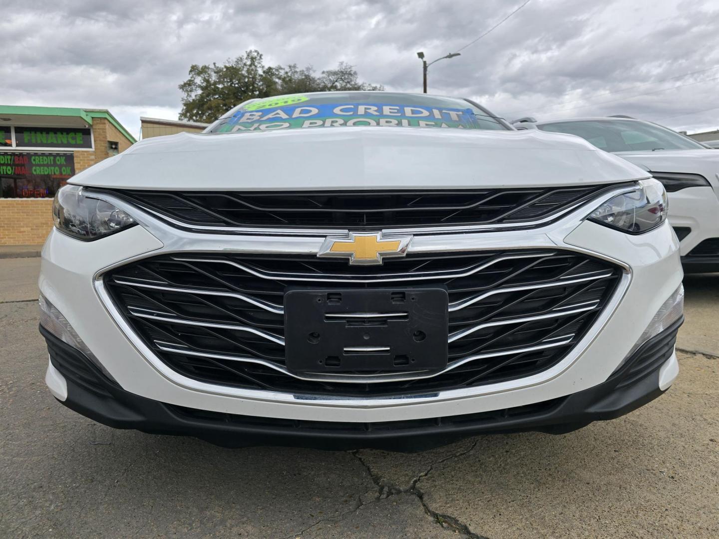 2019 WHITE Chevrolet Malibu LT (1G1ZD5STXKF) with an 1.5L L4 DOHC 16V engine, 6A transmission, located at 2660 S.Garland Avenue, Garland, TX, 75041, (469) 298-3118, 32.885387, -96.656776 - Photo#9