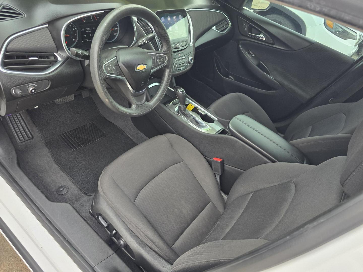 2019 WHITE Chevrolet Malibu LT (1G1ZD5STXKF) with an 1.5L L4 DOHC 16V engine, 6A transmission, located at 2660 S.Garland Avenue, Garland, TX, 75041, (469) 298-3118, 32.885387, -96.656776 - Photo#10