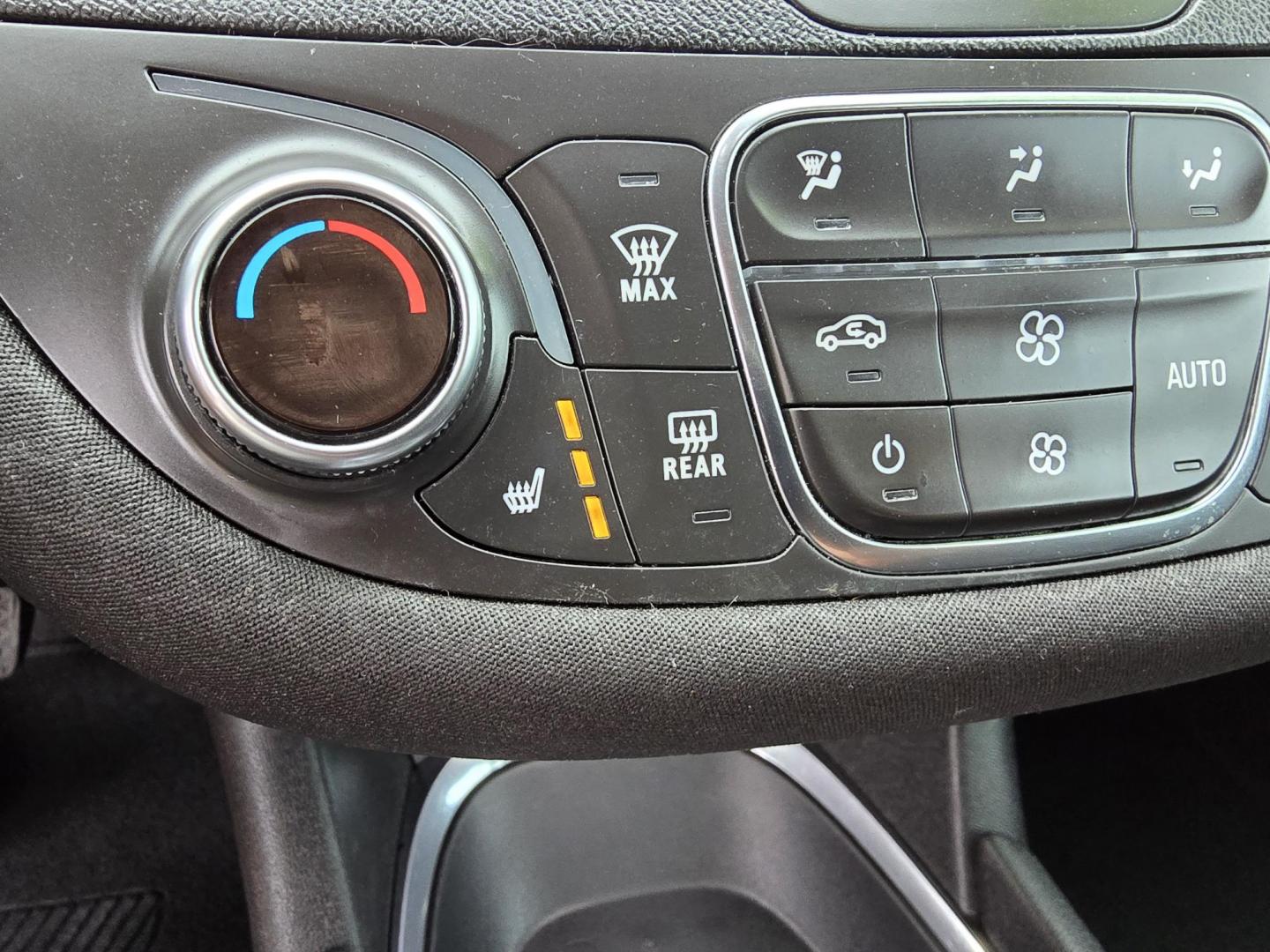 2019 WHITE Chevrolet Malibu LT (1G1ZD5STXKF) with an 1.5L L4 DOHC 16V engine, 6A transmission, located at 2660 S.Garland Avenue, Garland, TX, 75041, (469) 298-3118, 32.885387, -96.656776 - Photo#17