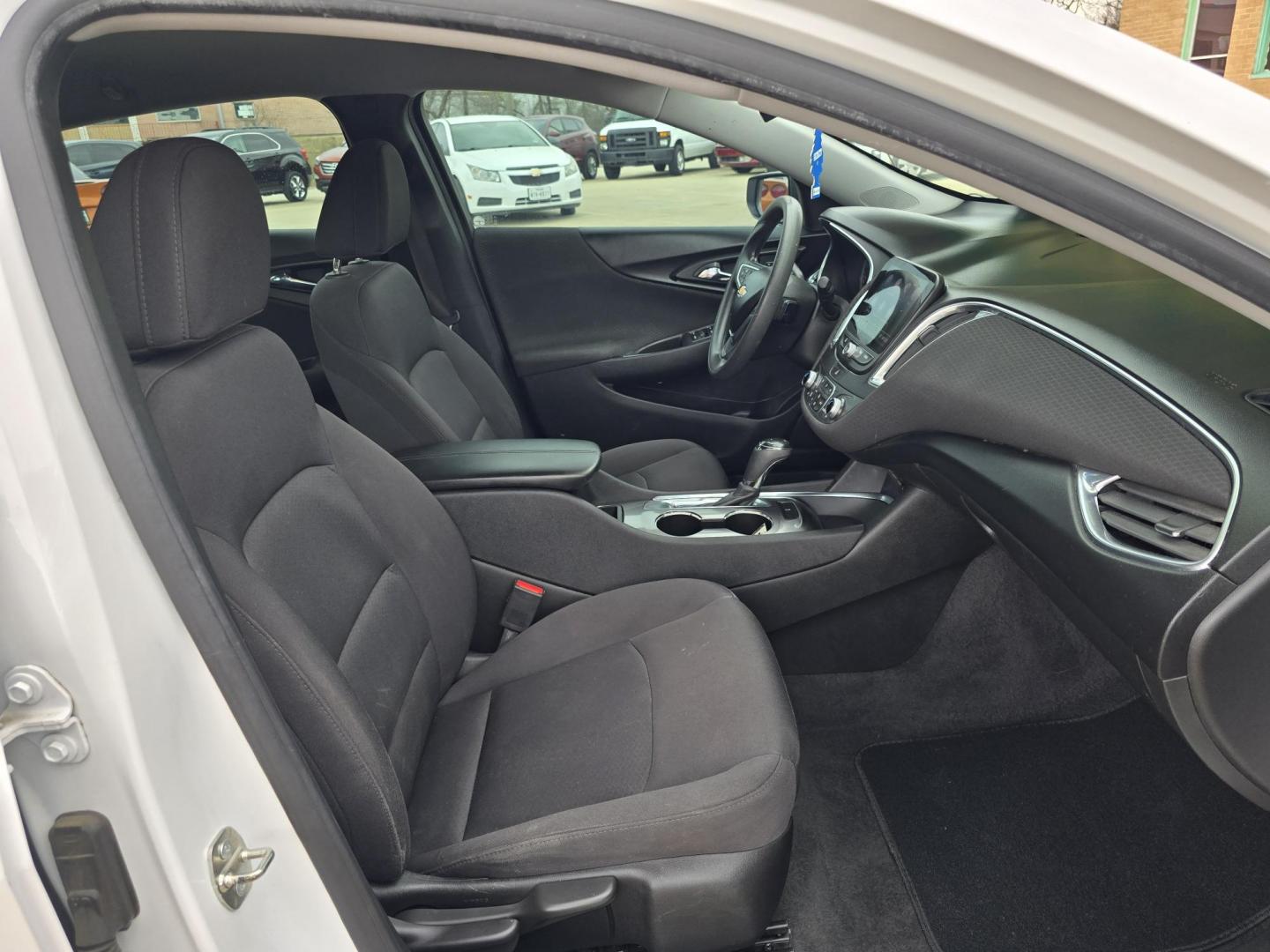 2019 WHITE Chevrolet Malibu LT (1G1ZD5STXKF) with an 1.5L L4 DOHC 16V engine, 6A transmission, located at 2660 S.Garland Avenue, Garland, TX, 75041, (469) 298-3118, 32.885387, -96.656776 - Photo#20