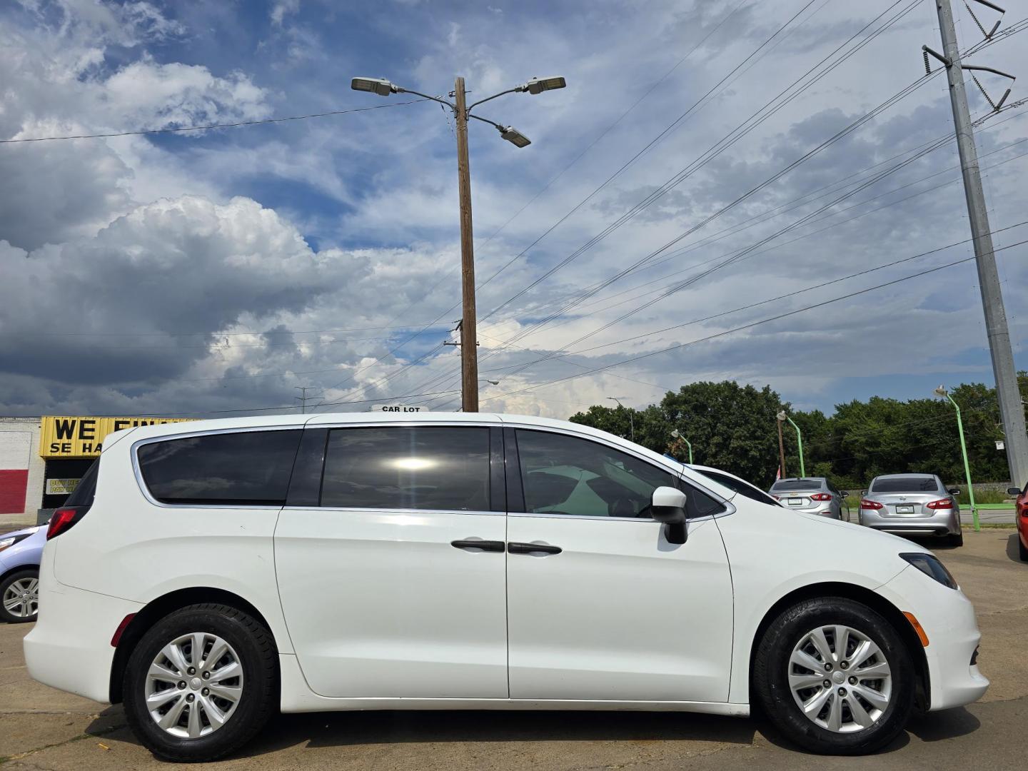 2019 WHITE Chrysler Pacifica L (2C4RC1AG3KR) , AUTO transmission, located at 2660 S.Garland Avenue, Garland, TX, 75041, (469) 298-3118, 32.885387, -96.656776 - Welcome to DallasAutos4Less, one of the Premier BUY HERE PAY HERE Dealers in the North Dallas Area. We specialize in financing to people with NO CREDIT or BAD CREDIT. We need proof of income, proof of residence, and a ID. Come buy your new car from us today!! This is a very well cared for 2013 CH - Photo#2