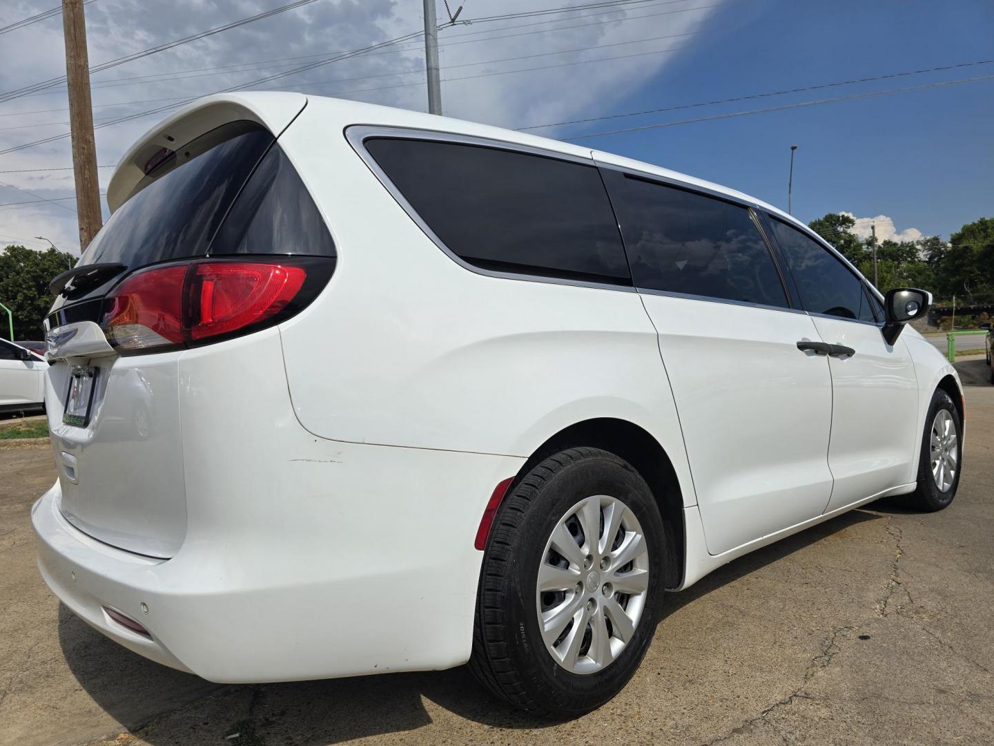 2019 WHITE Chrysler Pacifica L (2C4RC1AG3KR) , AUTO transmission, located at 2660 S.Garland Avenue, Garland, TX, 75041, (469) 298-3118, 32.885387, -96.656776 - Welcome to DallasAutos4Less, one of the Premier BUY HERE PAY HERE Dealers in the North Dallas Area. We specialize in financing to people with NO CREDIT or BAD CREDIT. We need proof of income, proof of residence, and a ID. Come buy your new car from us today!! This is a very well cared for 2013 CH - Photo#3