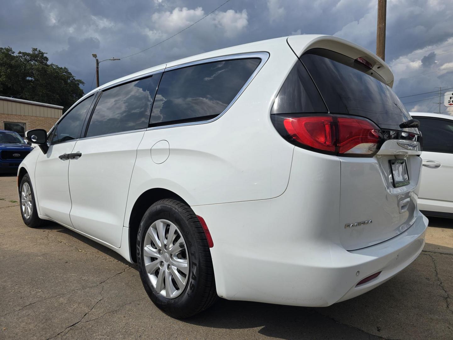 2019 WHITE Chrysler Pacifica L (2C4RC1AG3KR) , AUTO transmission, located at 2660 S.Garland Avenue, Garland, TX, 75041, (469) 298-3118, 32.885387, -96.656776 - Welcome to DallasAutos4Less, one of the Premier BUY HERE PAY HERE Dealers in the North Dallas Area. We specialize in financing to people with NO CREDIT or BAD CREDIT. We need proof of income, proof of residence, and a ID. Come buy your new car from us today!! This is a very well cared for 2013 CH - Photo#5
