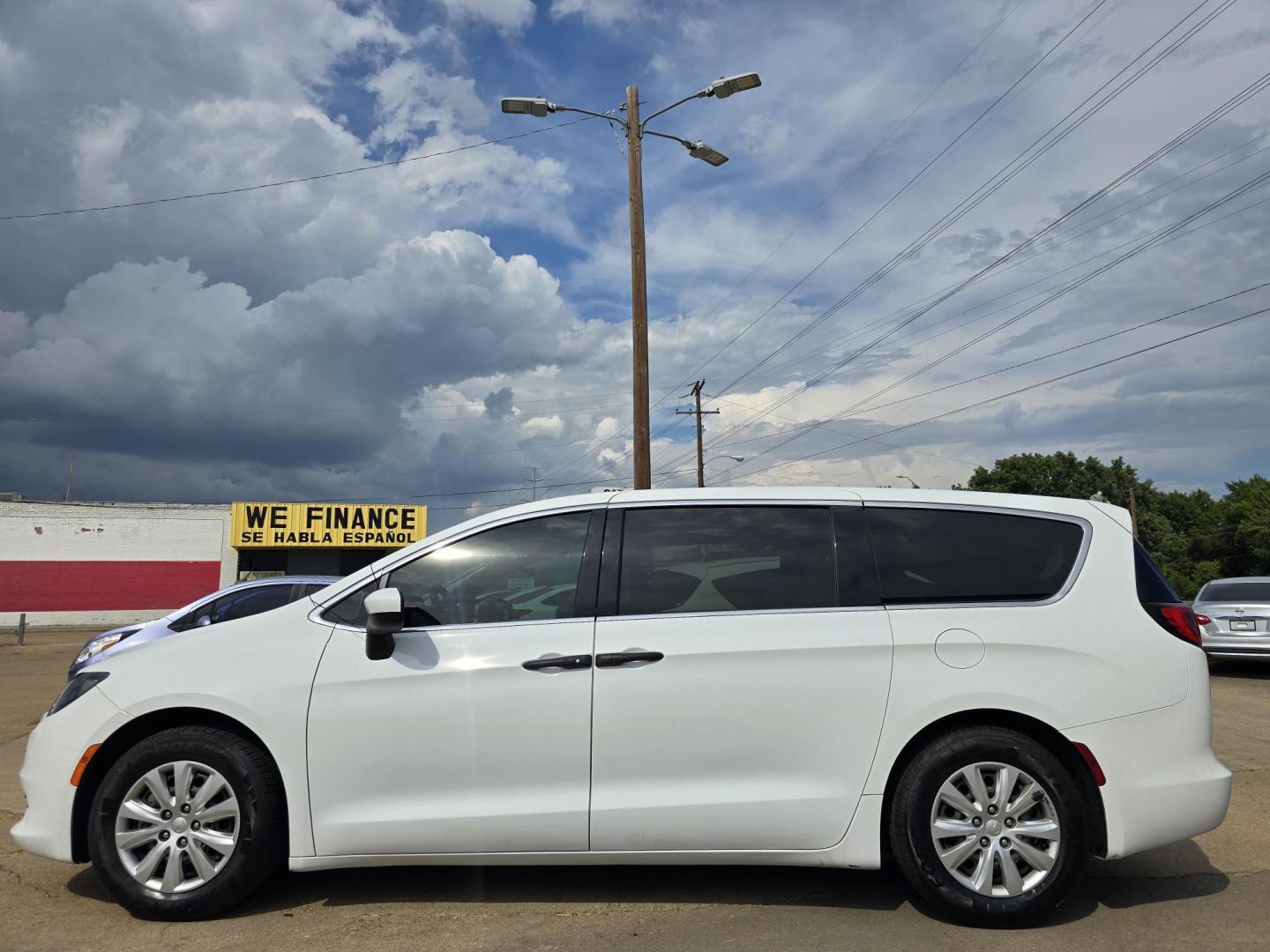 2019 WHITE Chrysler Pacifica L (2C4RC1AG3KR) , AUTO transmission, located at 2660 S.Garland Avenue, Garland, TX, 75041, (469) 298-3118, 32.885387, -96.656776 - Welcome to DallasAutos4Less, one of the Premier BUY HERE PAY HERE Dealers in the North Dallas Area. We specialize in financing to people with NO CREDIT or BAD CREDIT. We need proof of income, proof of residence, and a ID. Come buy your new car from us today!! This is a very well cared for 2013 CH - Photo#6