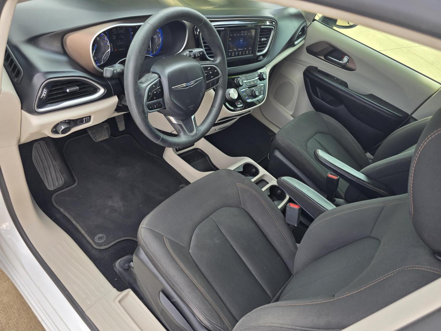 2019 WHITE Chrysler Pacifica L (2C4RC1AG3KR) , AUTO transmission, located at 2660 S.Garland Avenue, Garland, TX, 75041, (469) 298-3118, 32.885387, -96.656776 - Welcome to DallasAutos4Less, one of the Premier BUY HERE PAY HERE Dealers in the North Dallas Area. We specialize in financing to people with NO CREDIT or BAD CREDIT. We need proof of income, proof of residence, and a ID. Come buy your new car from us today!! This is a very well cared for 2013 CH - Photo#10
